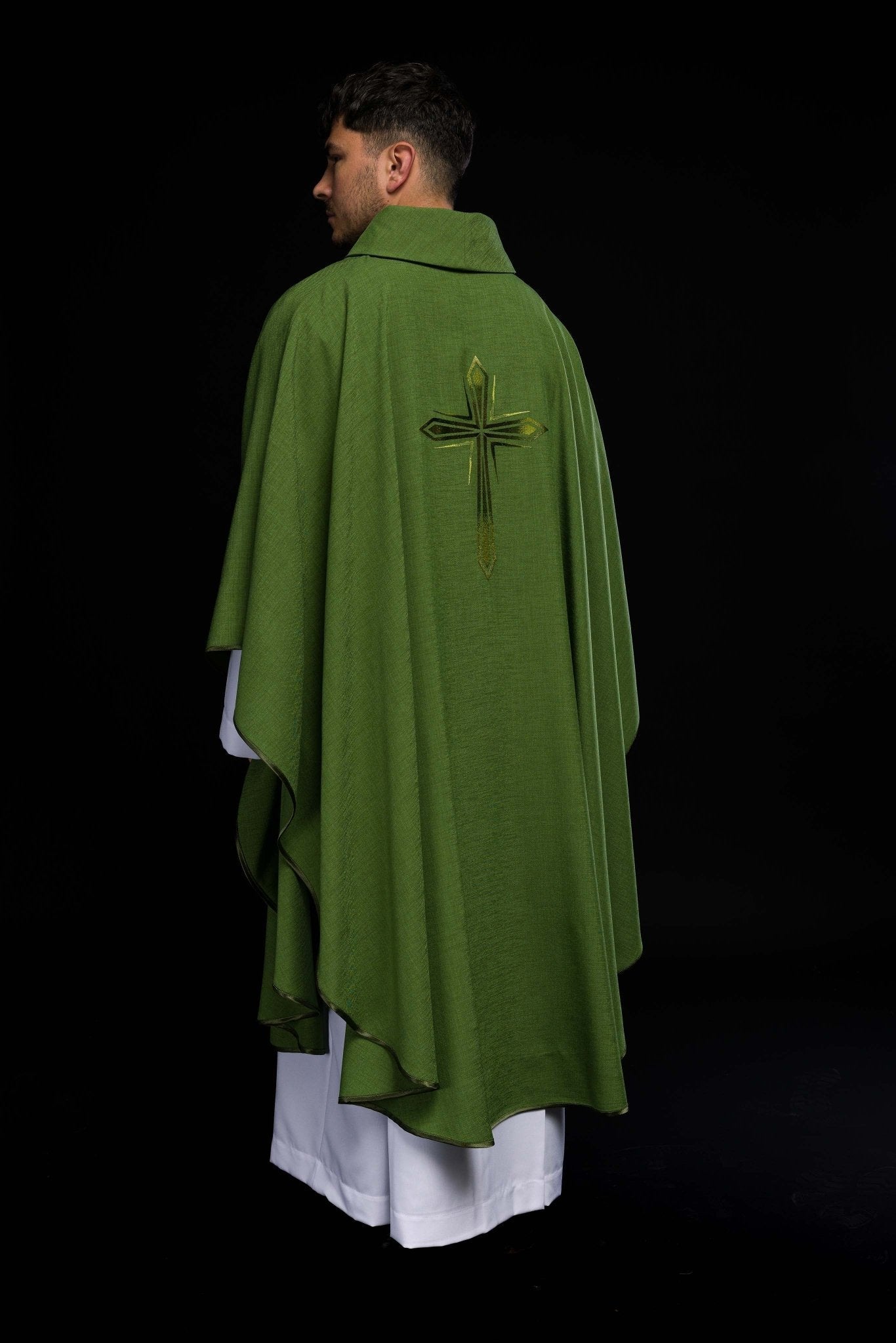 Casula verde com cruz bordada