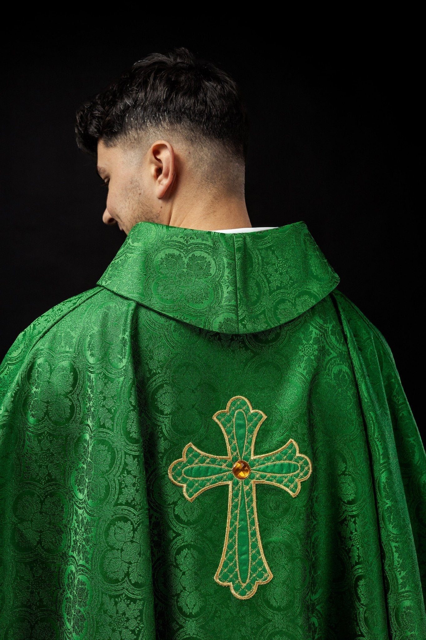 Casula verde com bordado de cruz