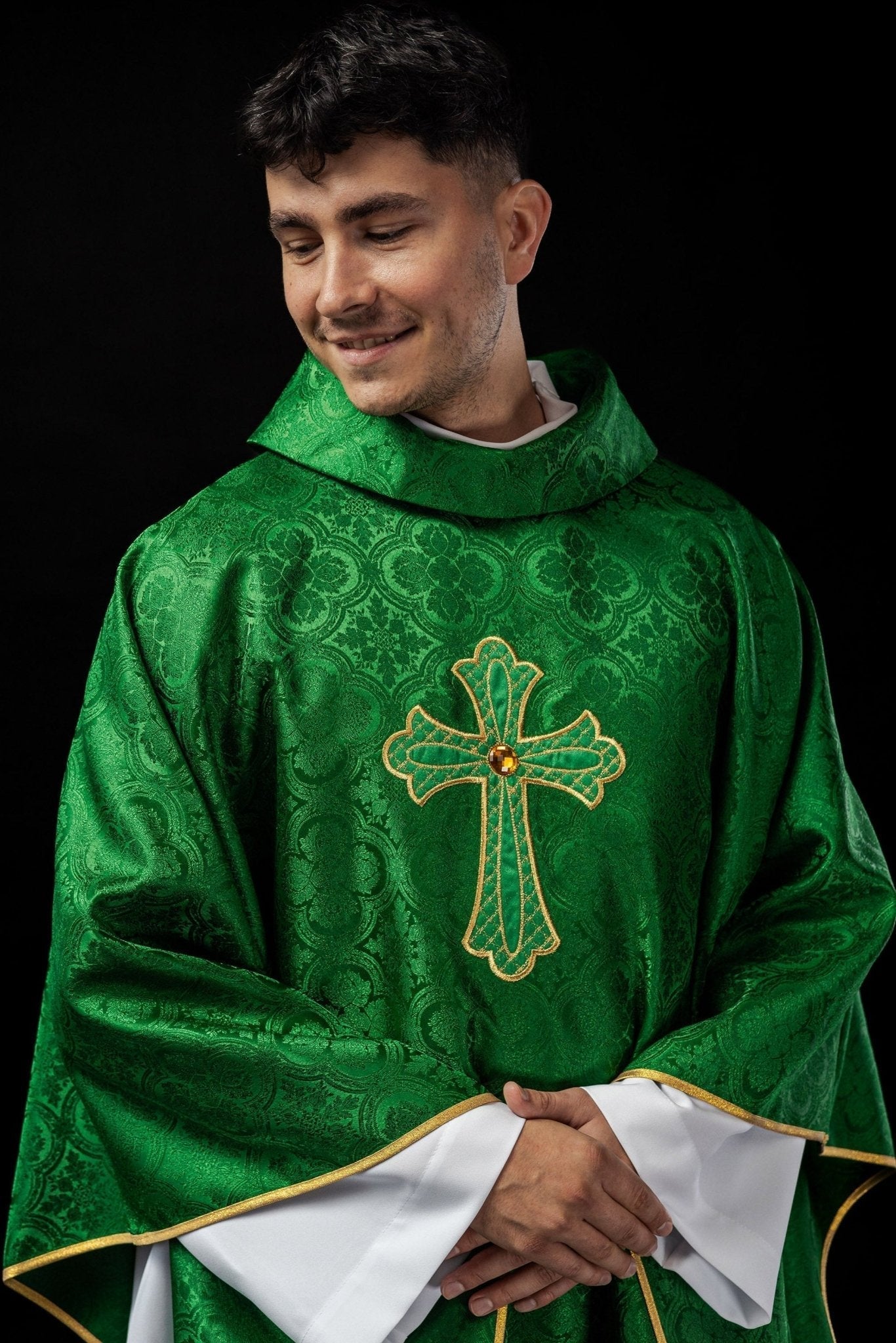 Casula verde com bordado de cruz
