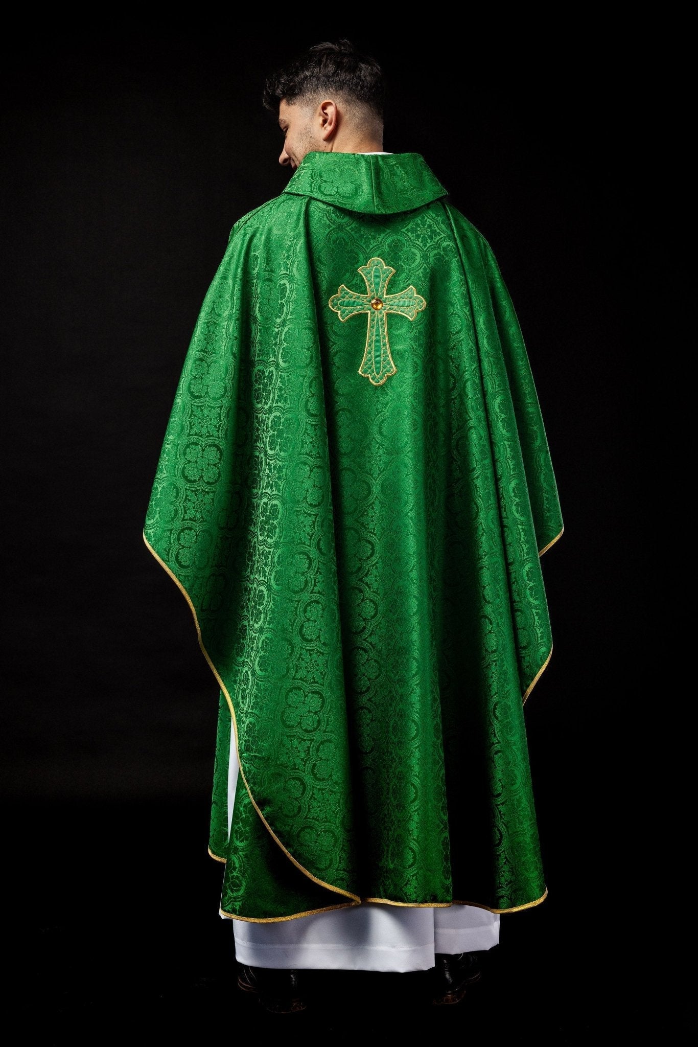 Casula verde com bordado de cruz
