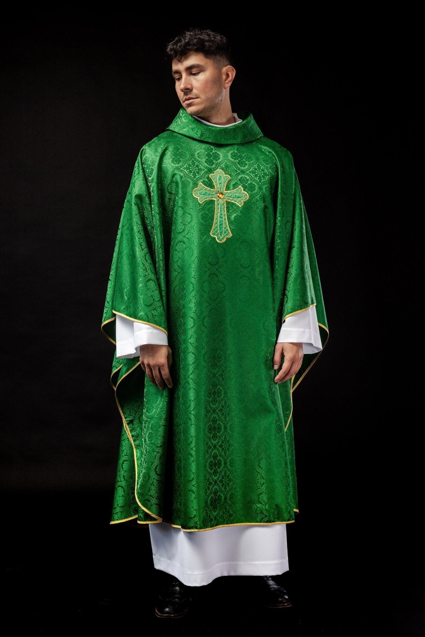 Casula verde com bordado de cruz