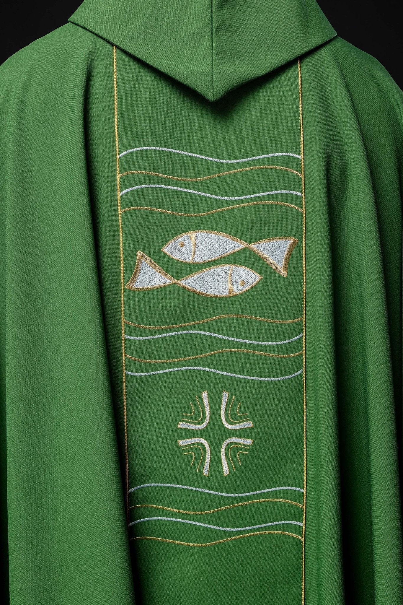 Casula verde com bordado de cruz e peixe