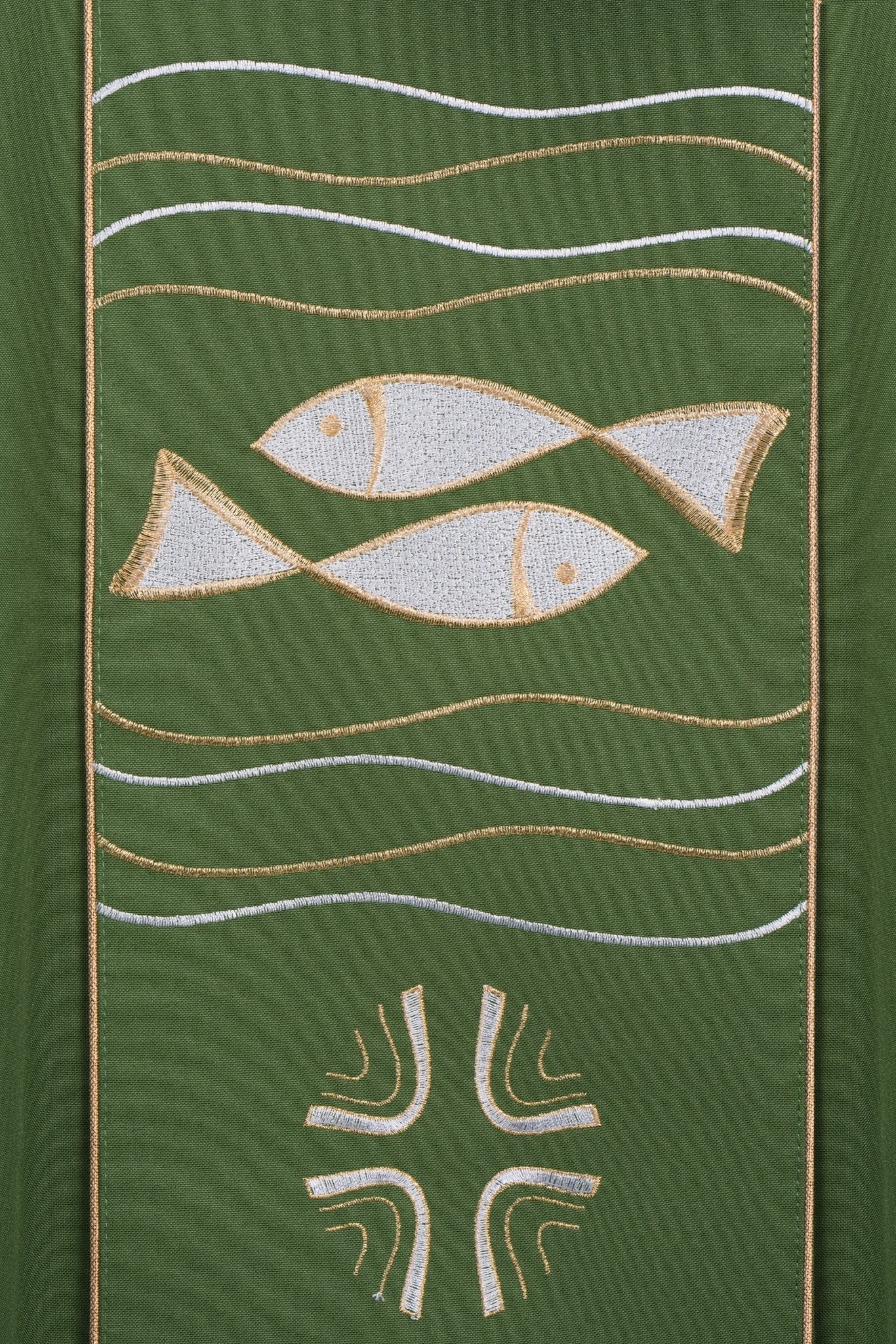 Casula verde com bordado de cruz e peixe