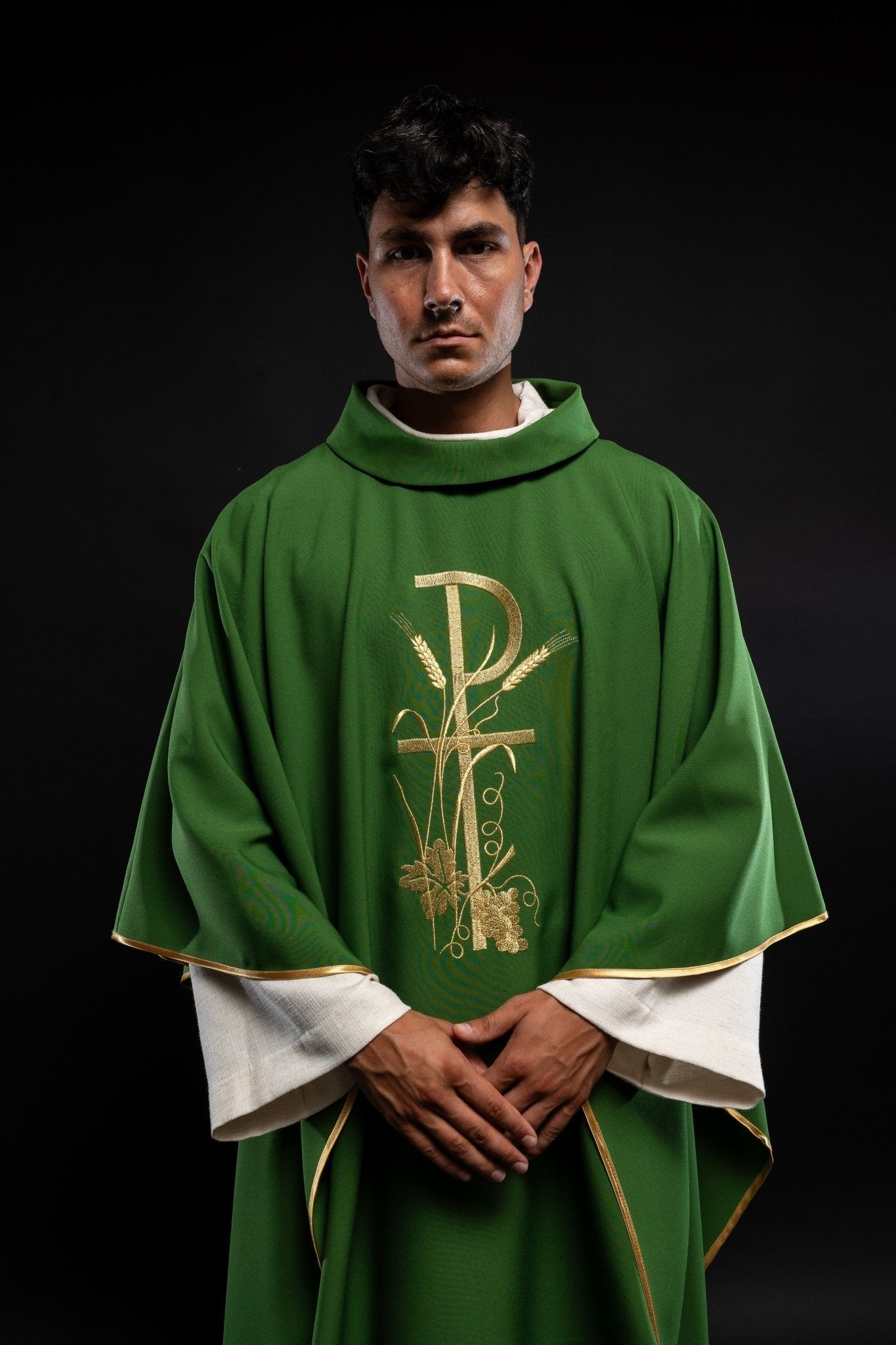 Casula verde com bordado dourado PAX
