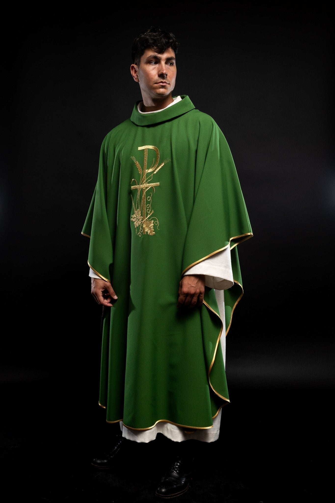 Casula verde com bordado dourado PAX