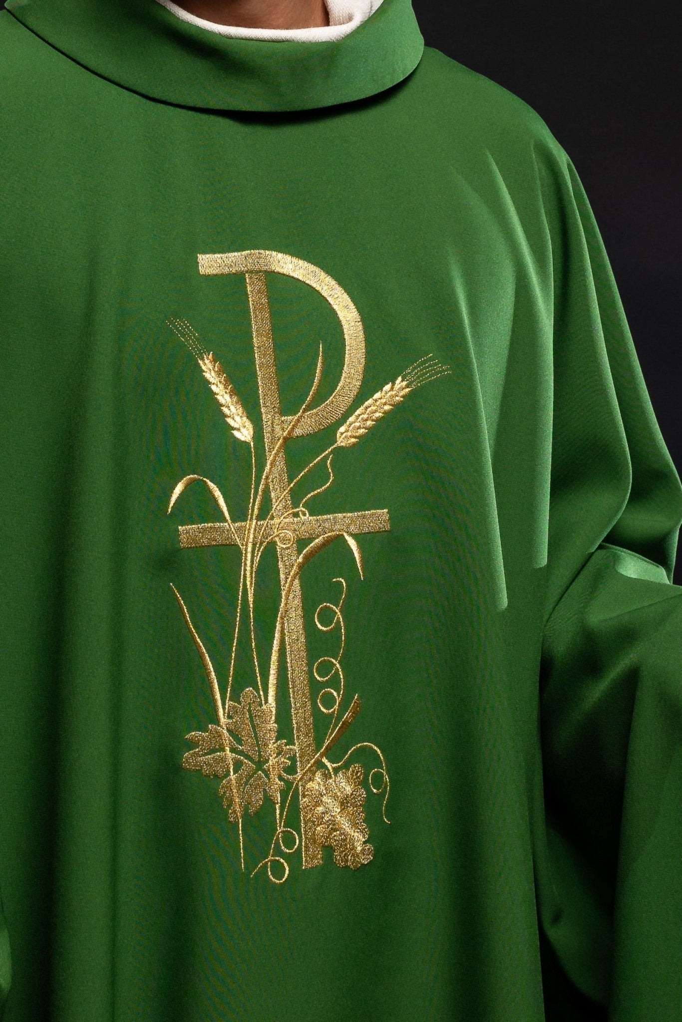 Casula verde com bordado dourado PAX