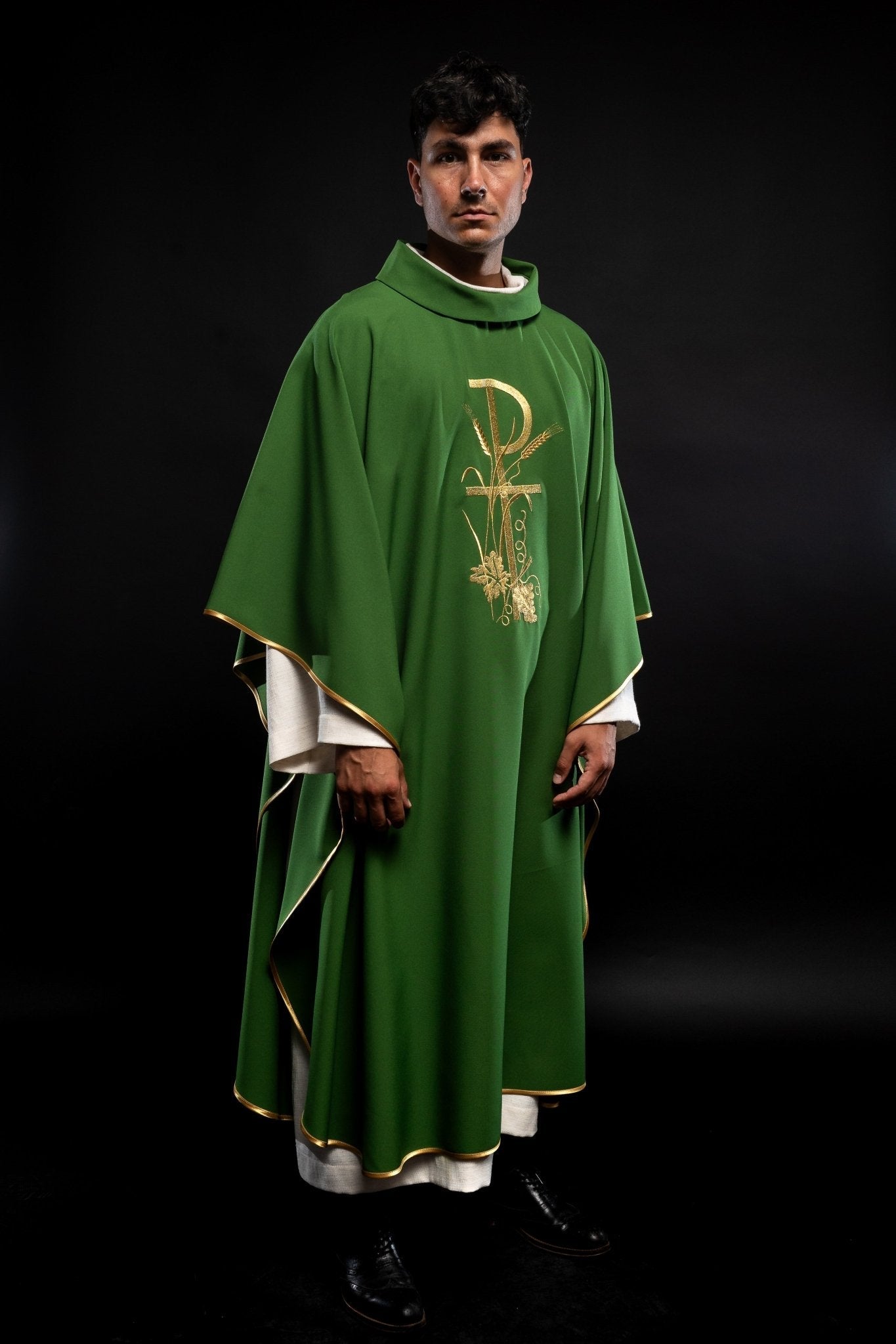Casula verde com bordado dourado PAX