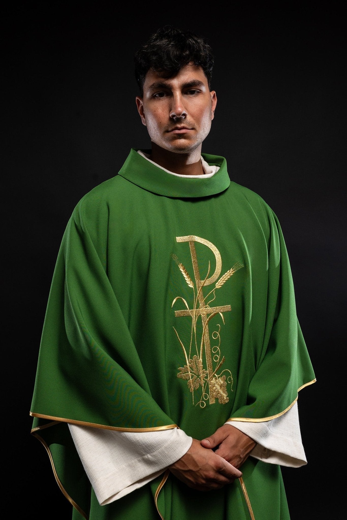 Casula verde com bordado dourado PAX