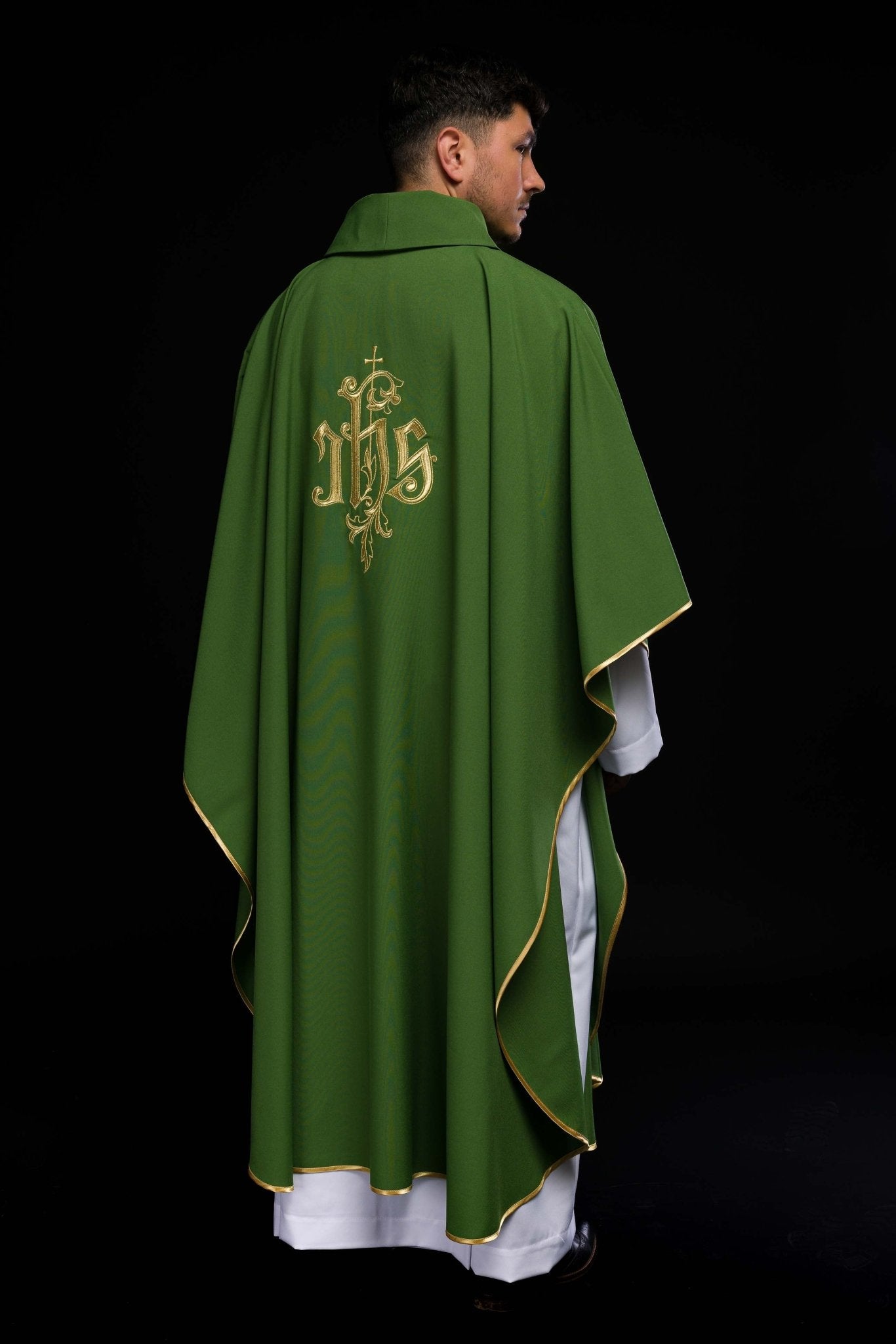 Casula verde com bordado dourado IHS