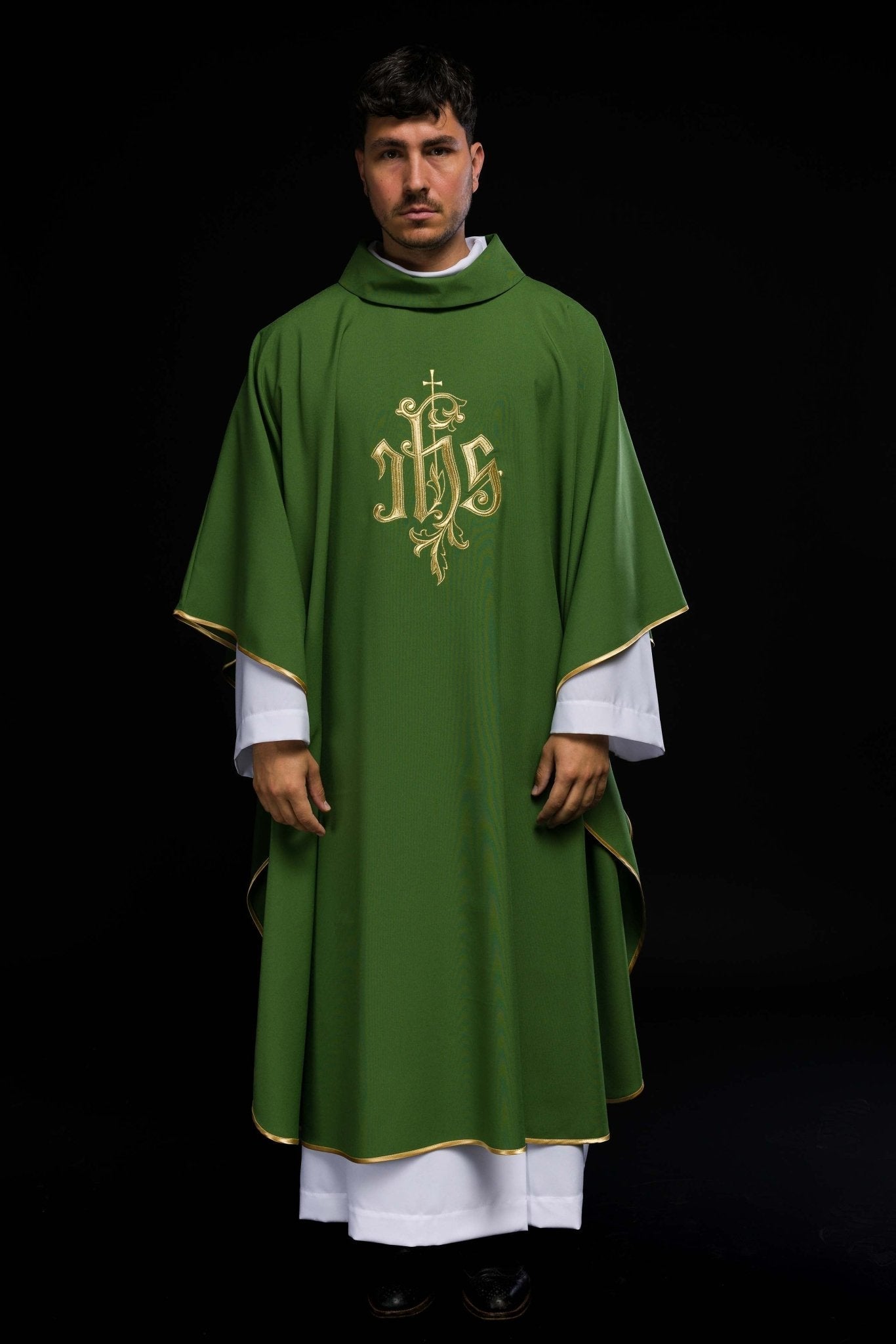 Casula verde com bordado dourado IHS