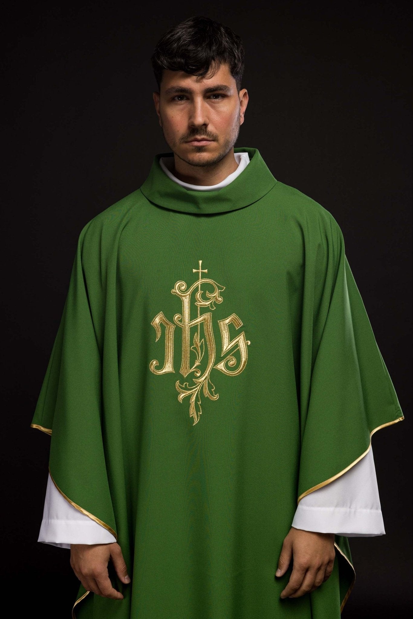 Casula verde com bordado dourado IHS