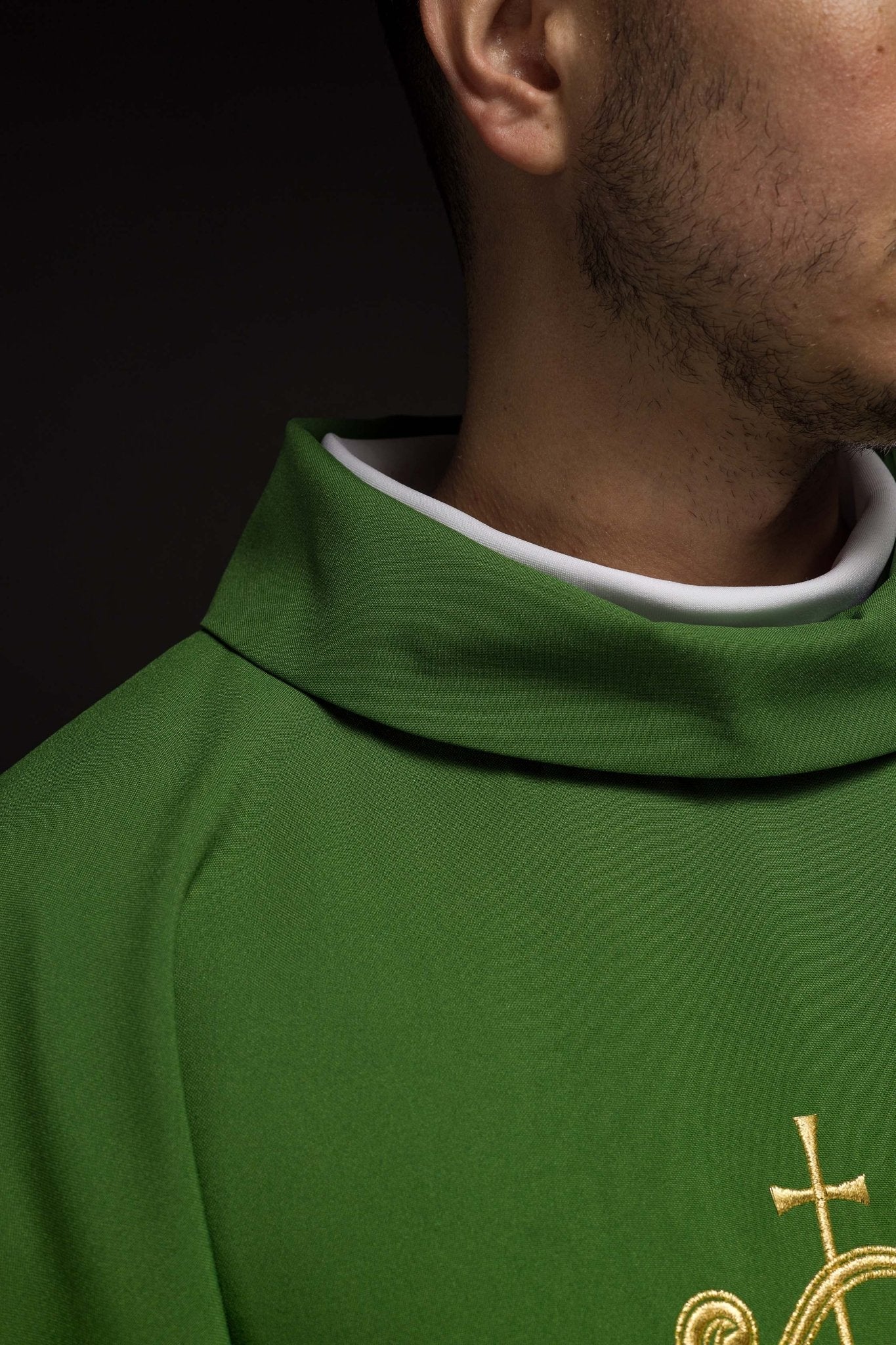 Casula verde com bordado dourado IHS