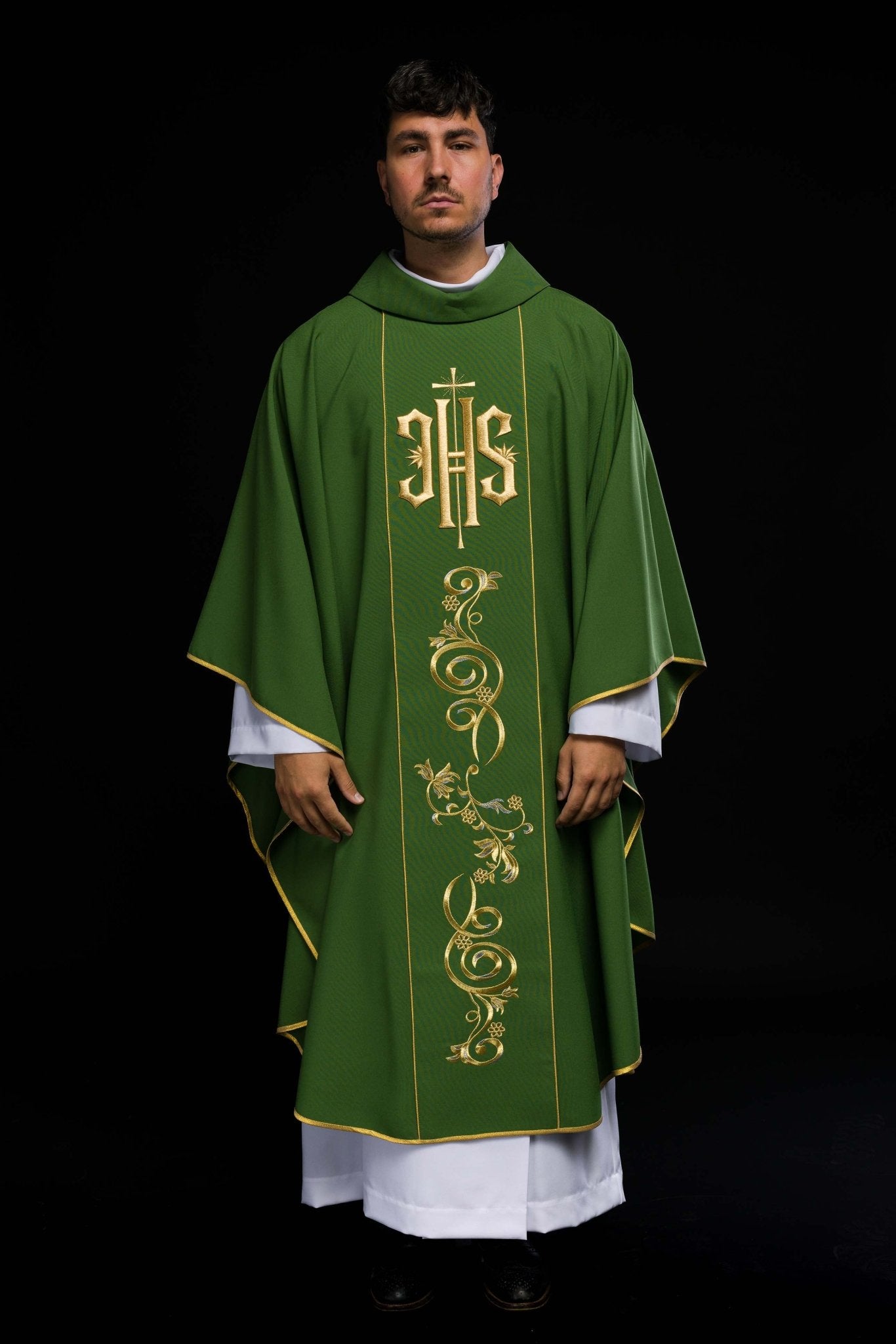 Casula verde ricamente bordada com IHS dourado e faixa larga