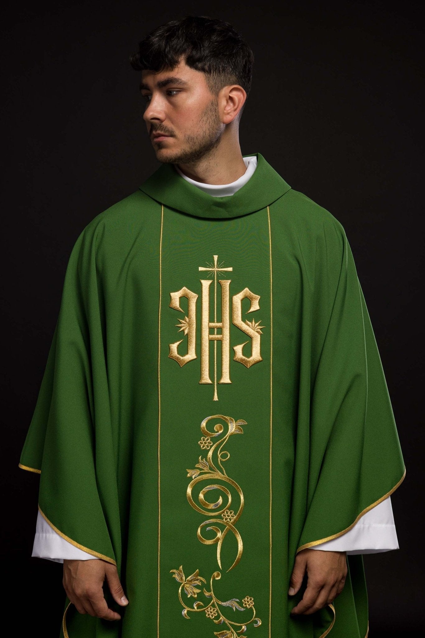 Casula verde ricamente bordada com IHS dourado e faixa larga
