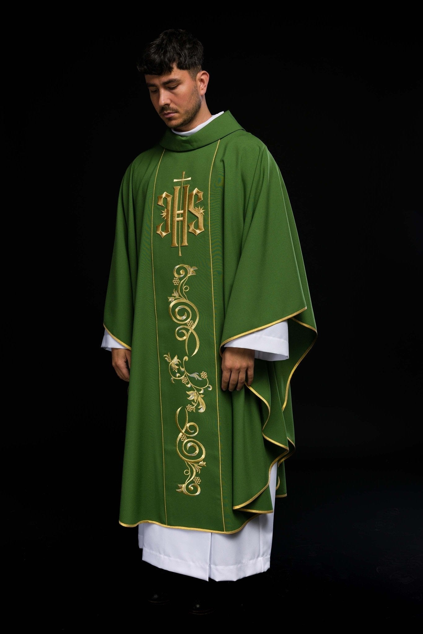 Casula verde ricamente bordada com IHS dourado e faixa larga