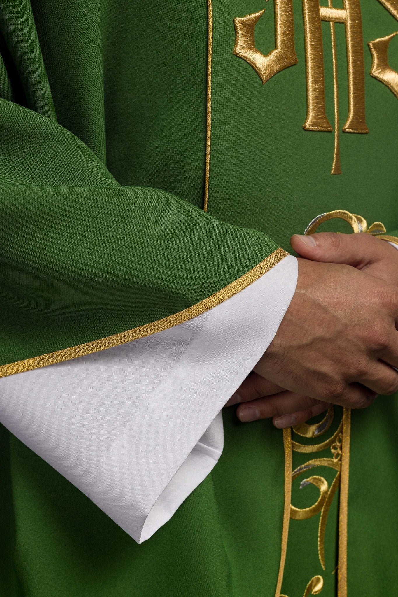 Casula verde ricamente bordada com IHS dourado e faixa larga