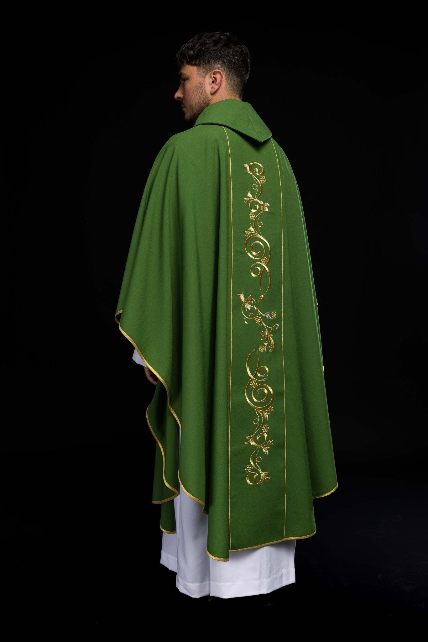Casula verde ricamente bordada com IHS dourado e faixa larga
