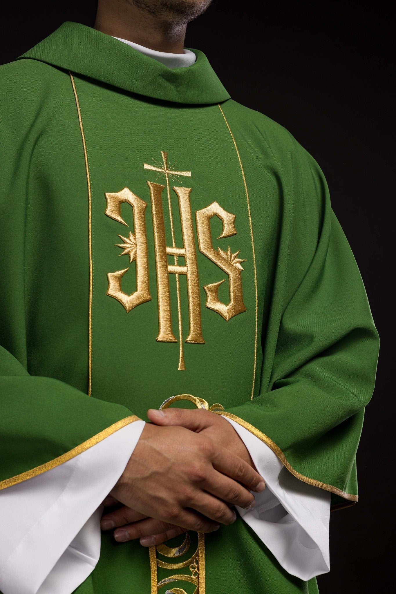 Casula verde ricamente bordada com IHS dourado e faixa larga