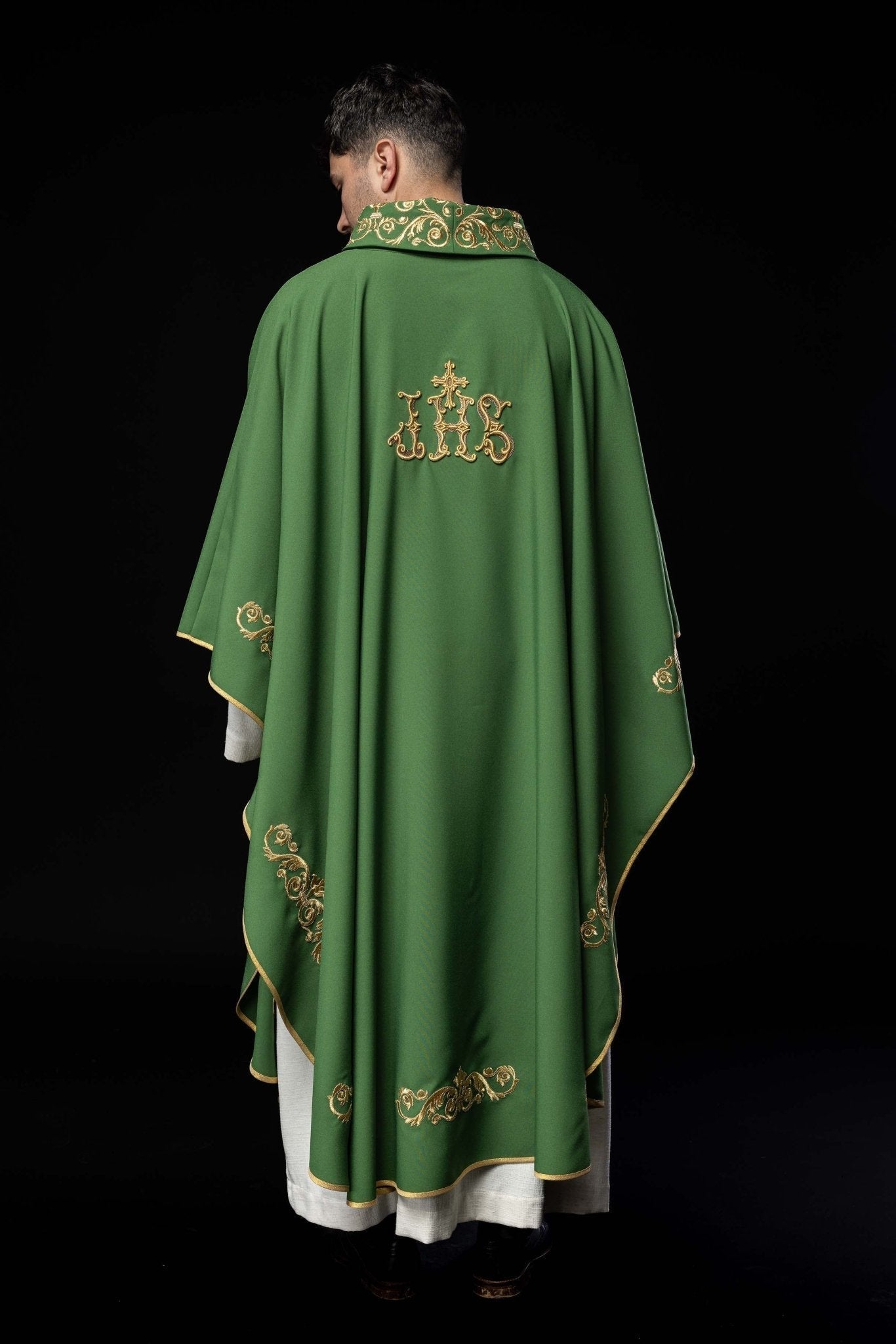 Casula verde com bordado dourado IHS e acabamento decorativo
