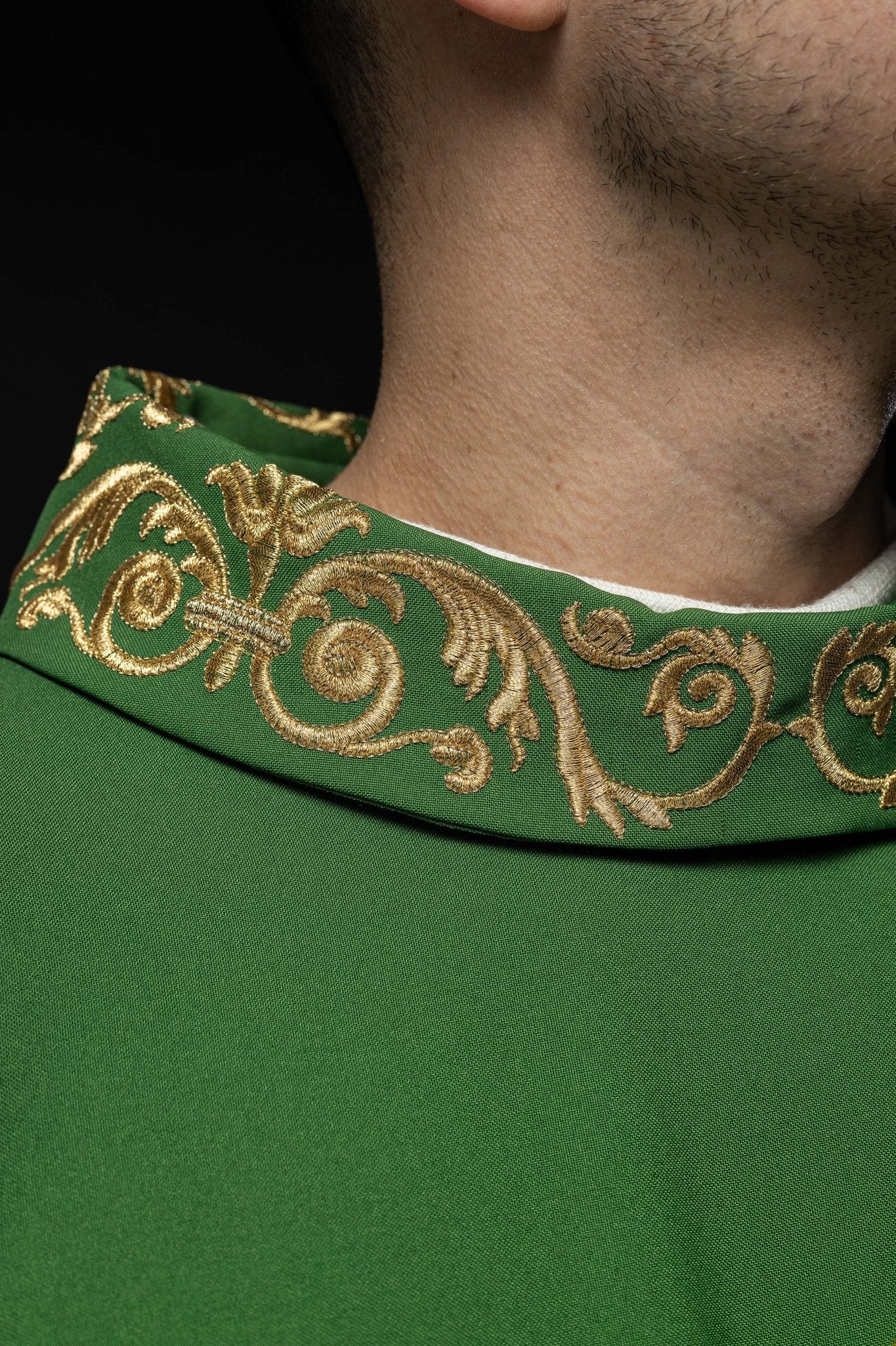 Casula verde com bordado dourado IHS e acabamento decorativo
