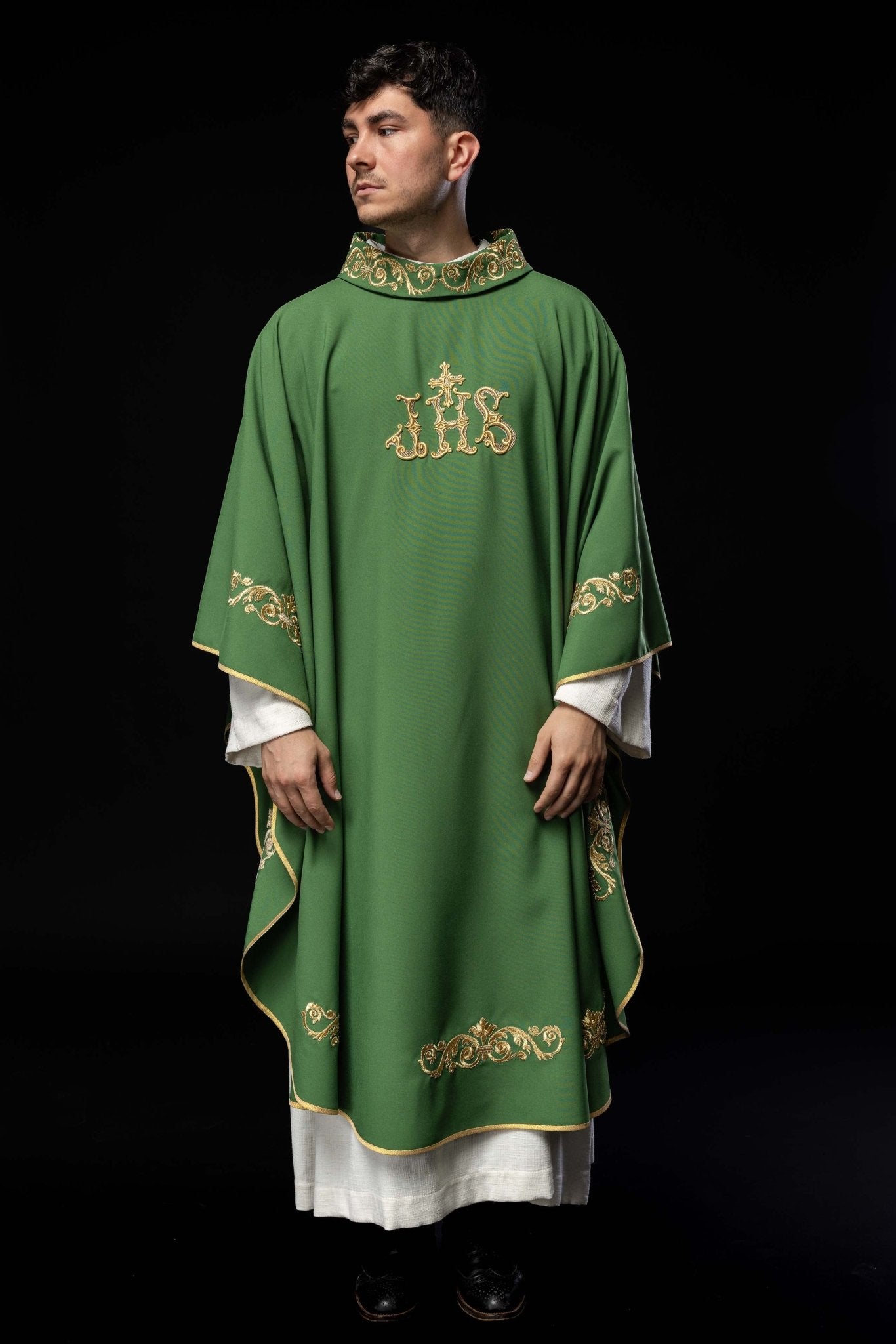 Casula verde com bordado dourado IHS e acabamento decorativo
