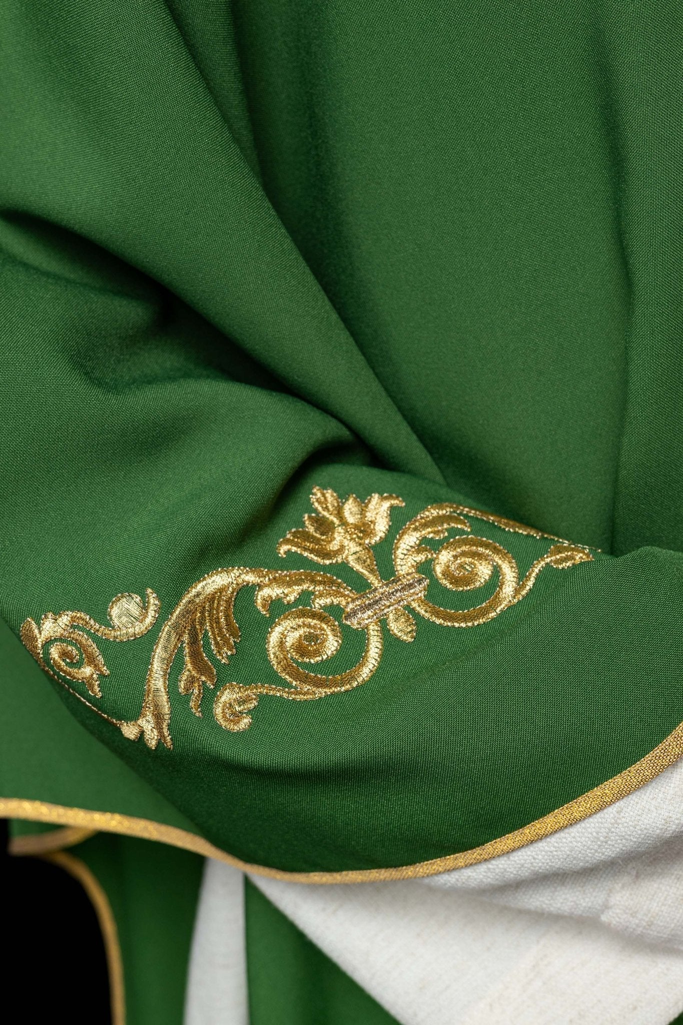 Casula verde com bordado dourado IHS e acabamento decorativo