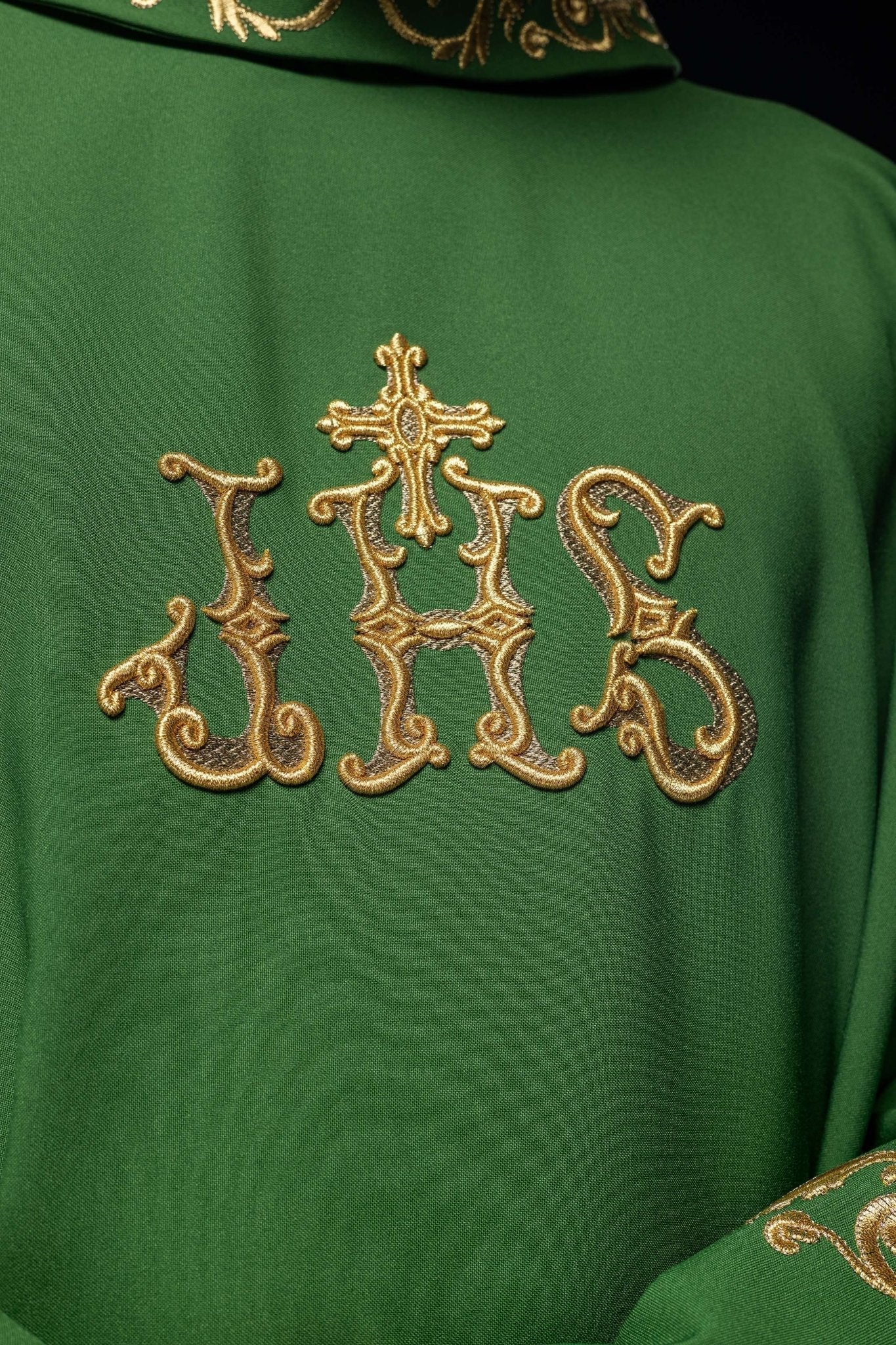 Casula verde com bordado dourado IHS e acabamento decorativo
