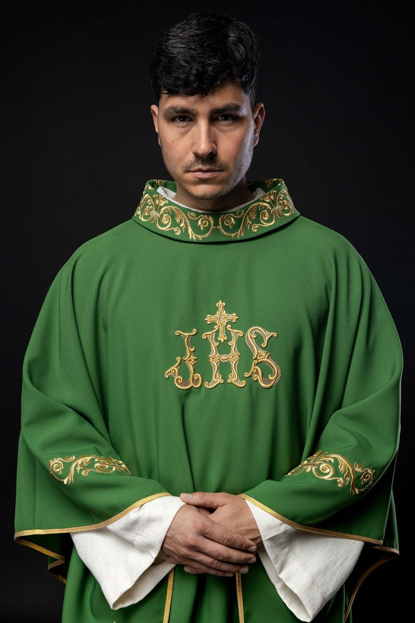 Casula verde com bordado dourado IHS e acabamento decorativo