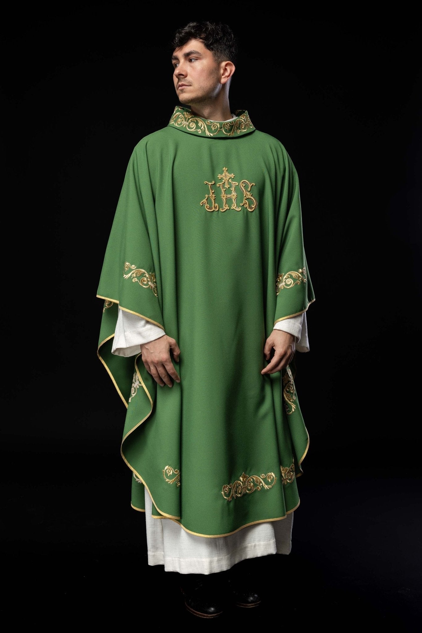 Casula verde com bordado dourado IHS e acabamento decorativo