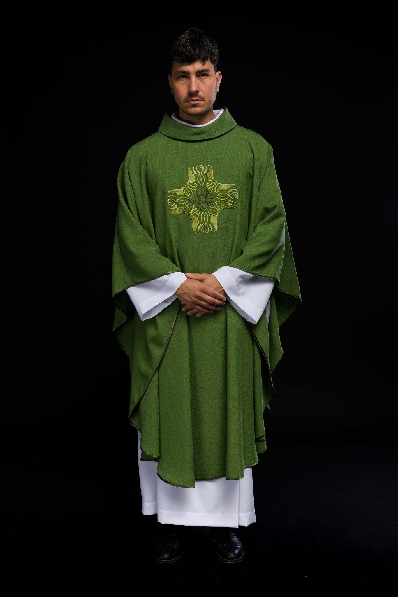 Casula verde com bordado de Cruz