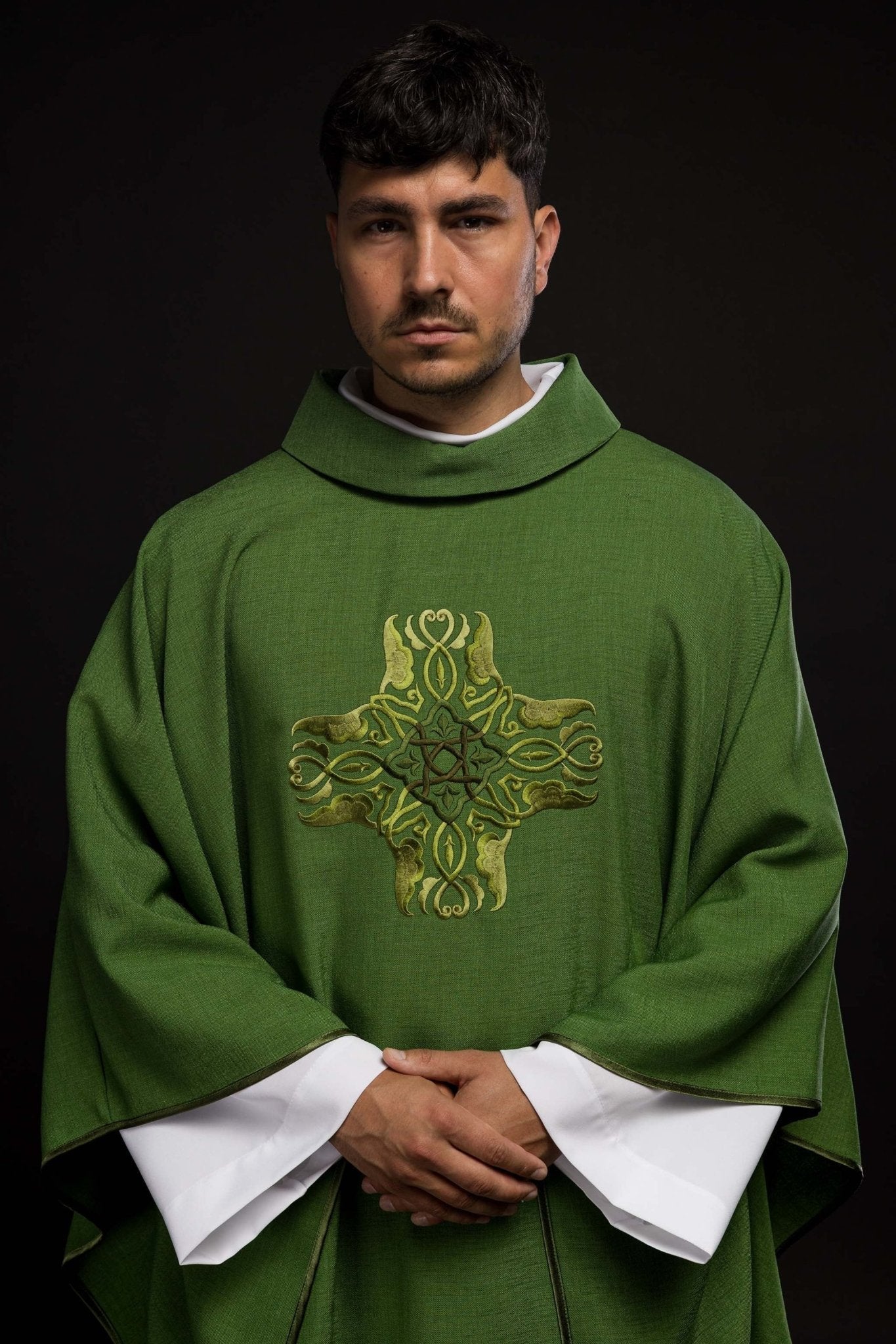 Casula verde com bordado de Cruz