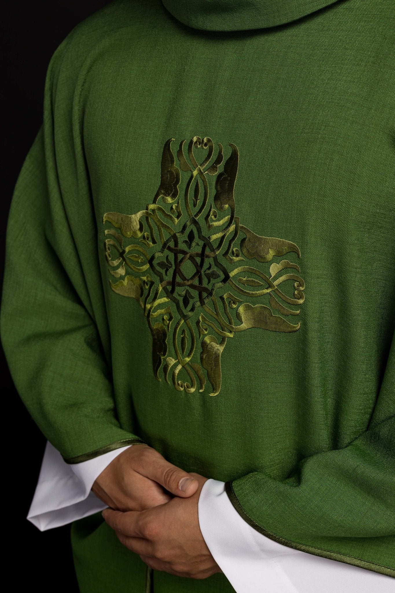 Casula verde com bordado de Cruz
