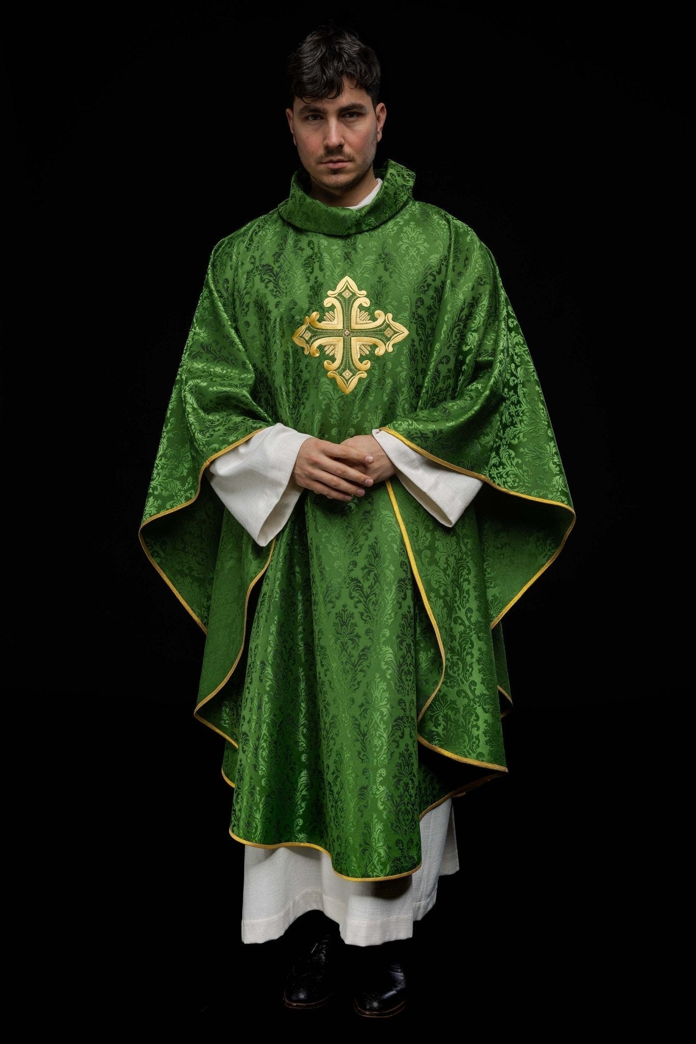 Casula verde com cruz bordada em tecido estampado