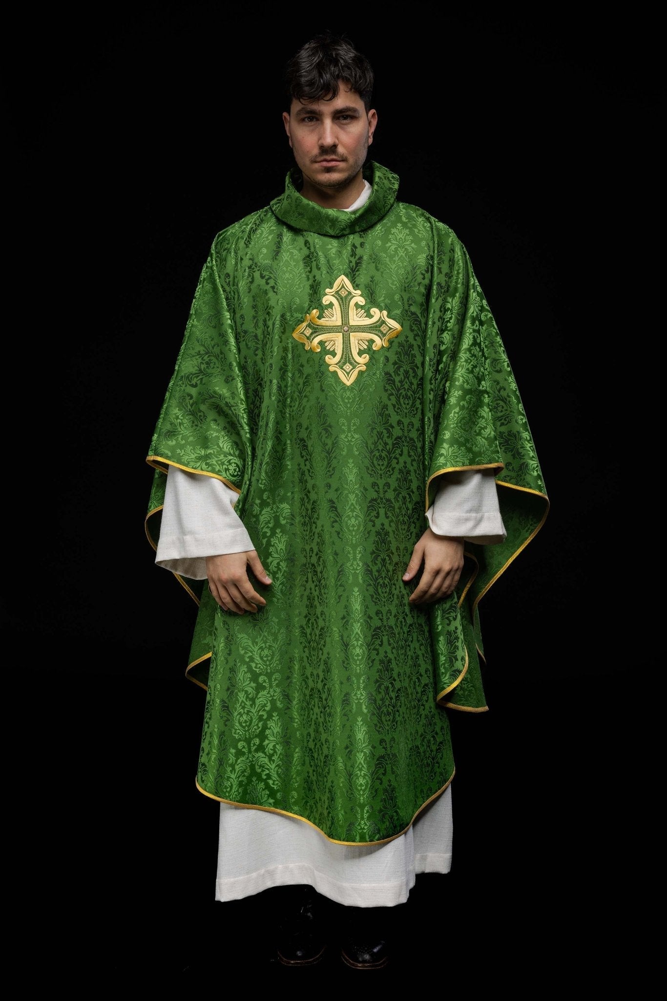 Casula verde com cruz bordada em tecido estampado