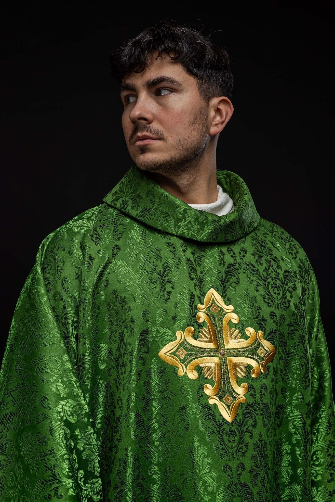 Casula verde com cruz bordada em tecido estampado