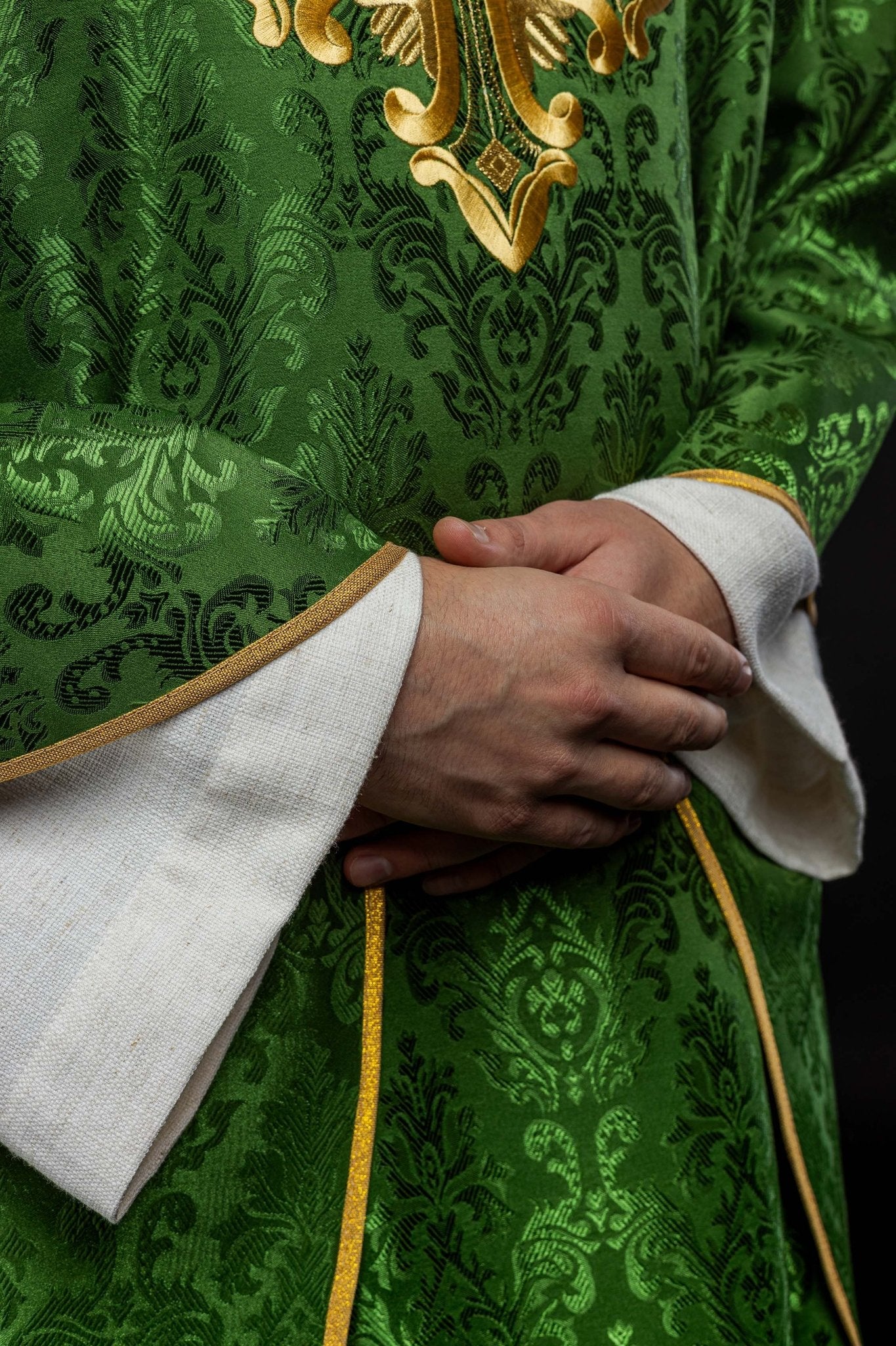 Casula verde com cruz bordada em tecido estampado