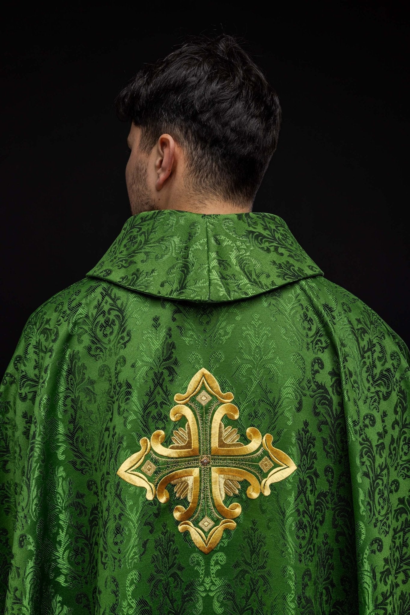 Casula verde com cruz bordada em tecido estampado