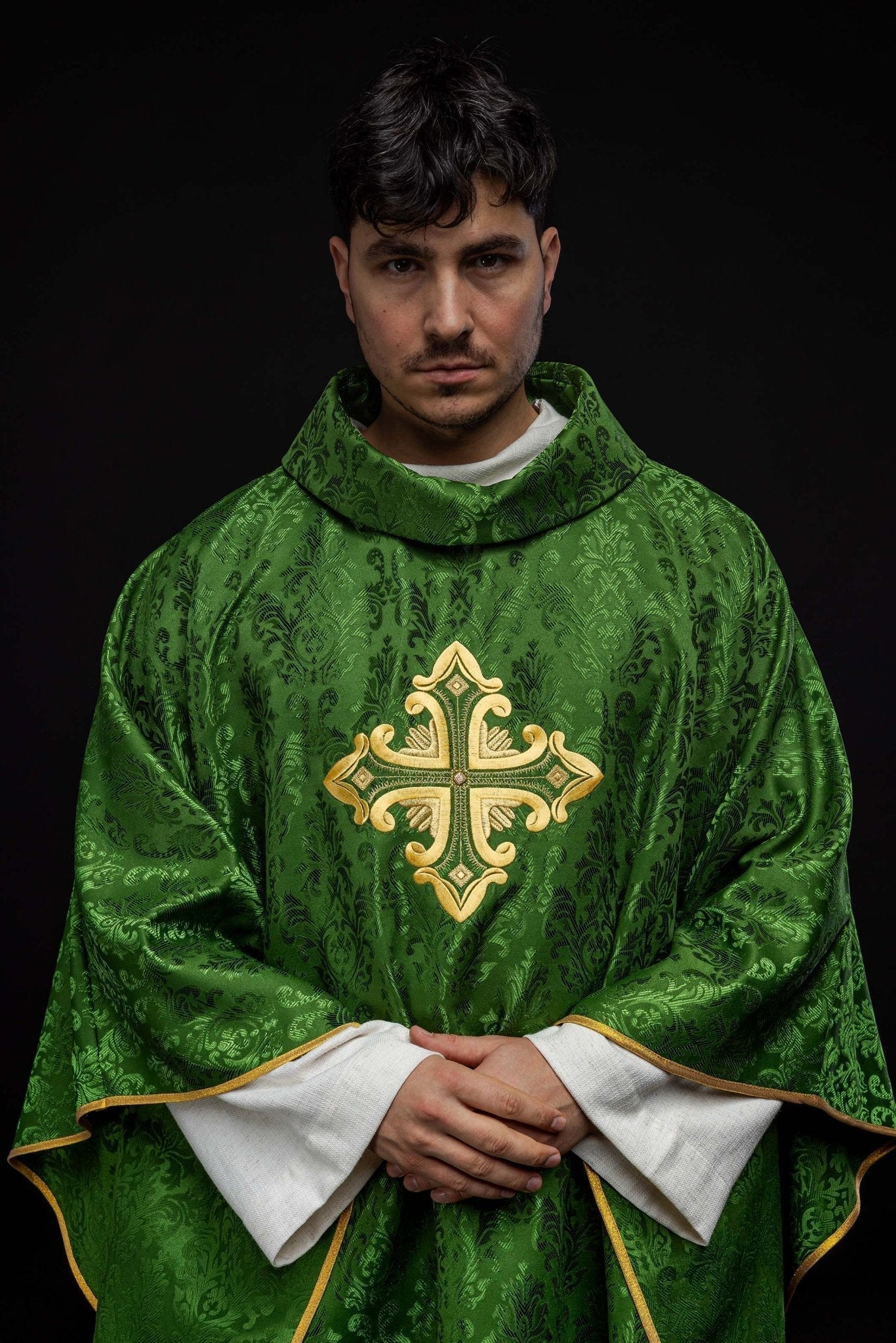 Casula verde com cruz bordada em tecido estampado