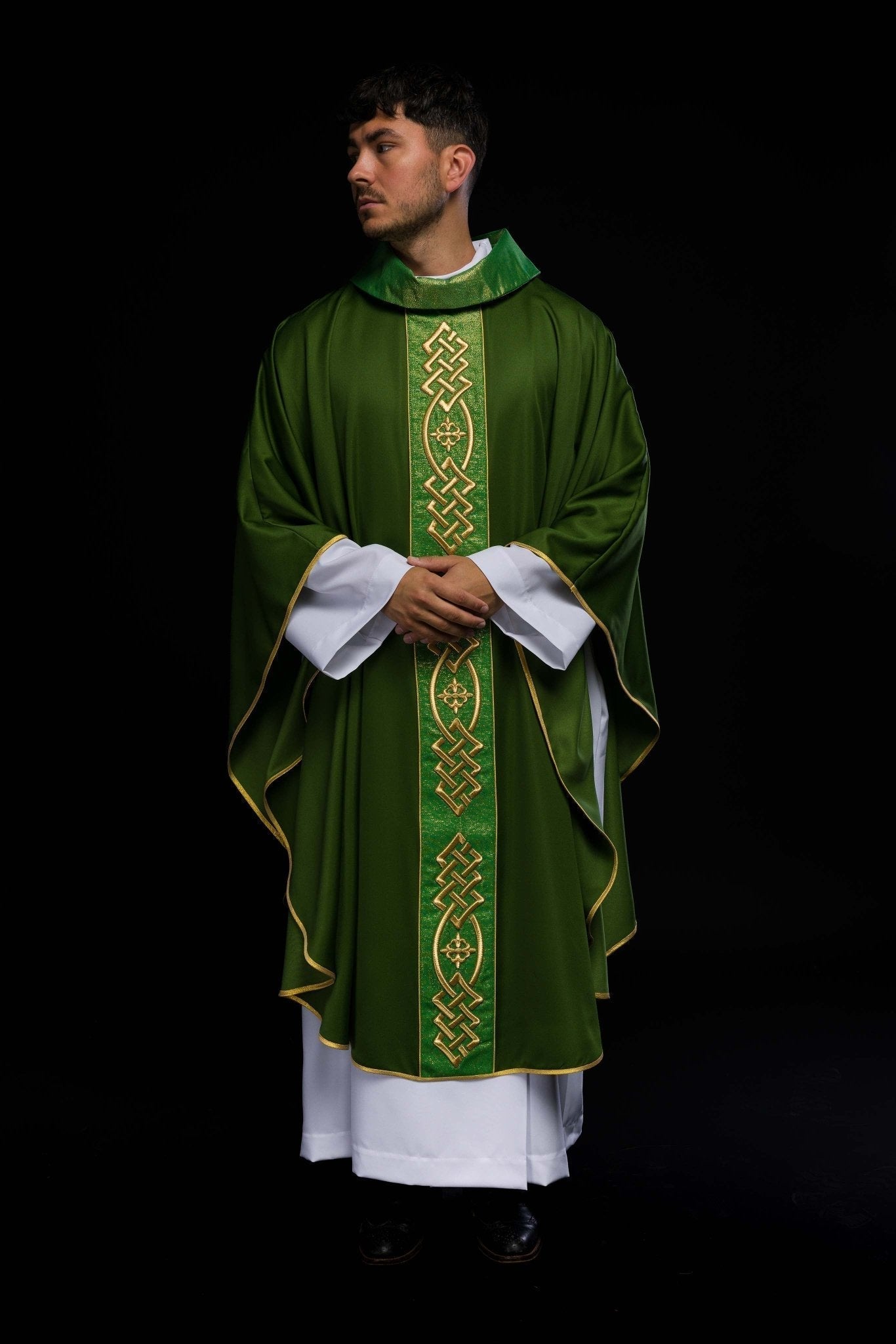 Casula verde bordada com faixa de cruzes