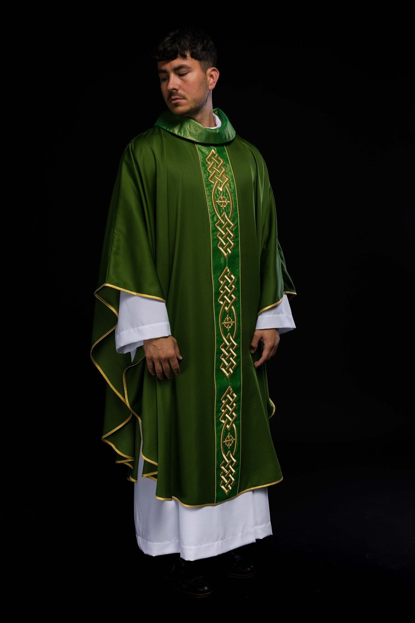 Casula verde bordada com faixa de cruzes