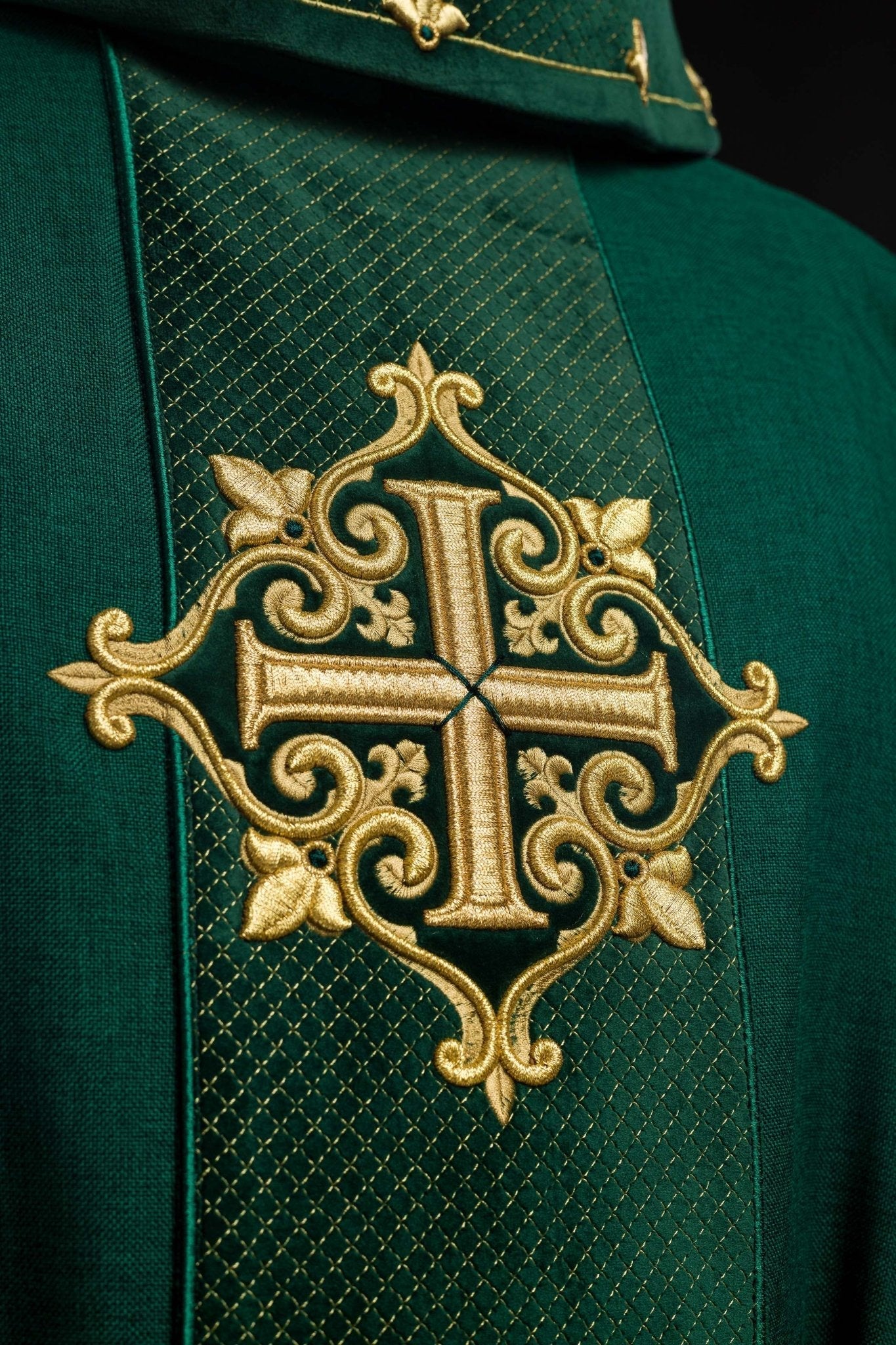 Casula com faixa de veludo verde e bordado de cruzes