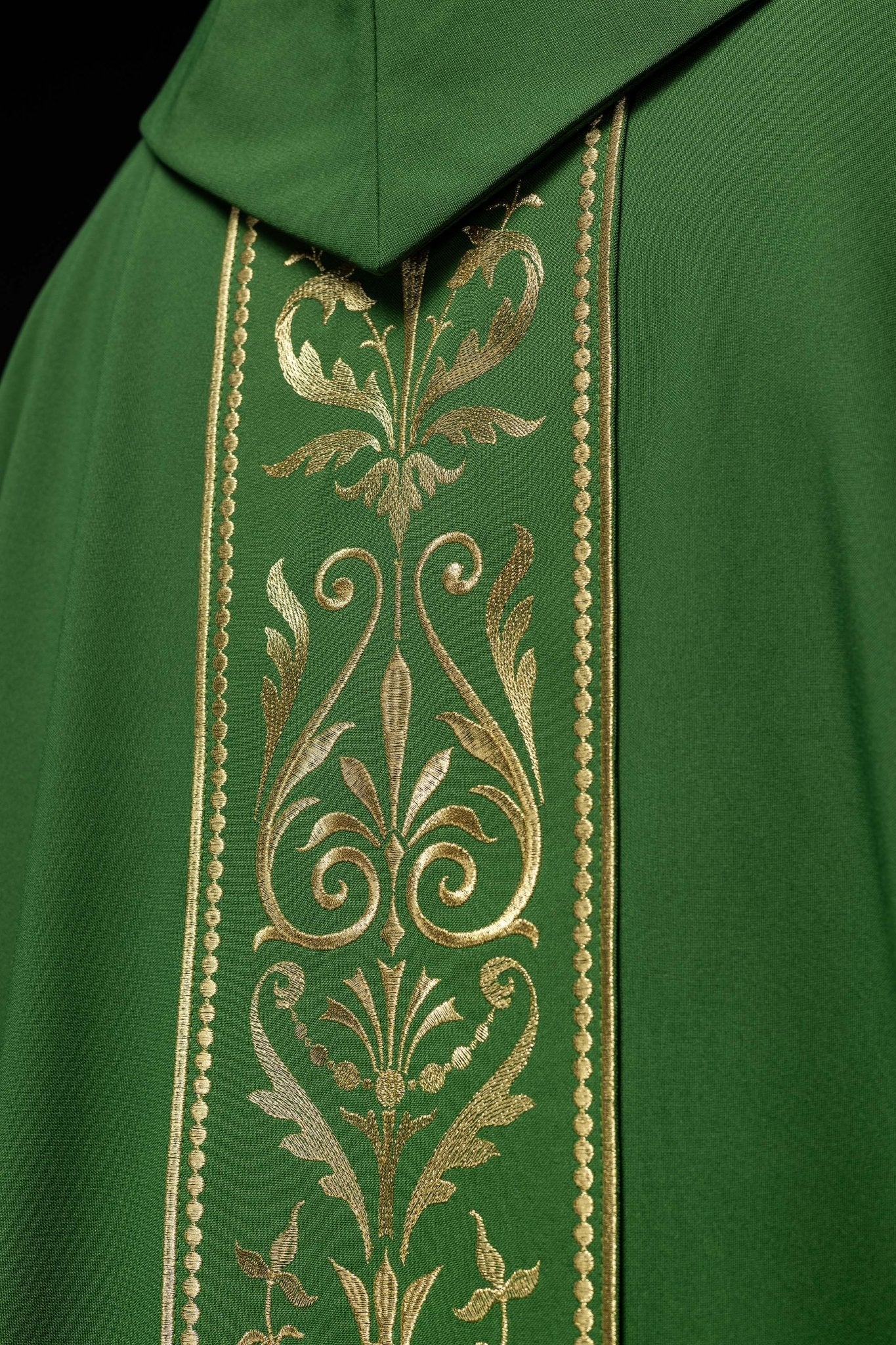 Casula verde litúrgica com faixa dourada bordada
