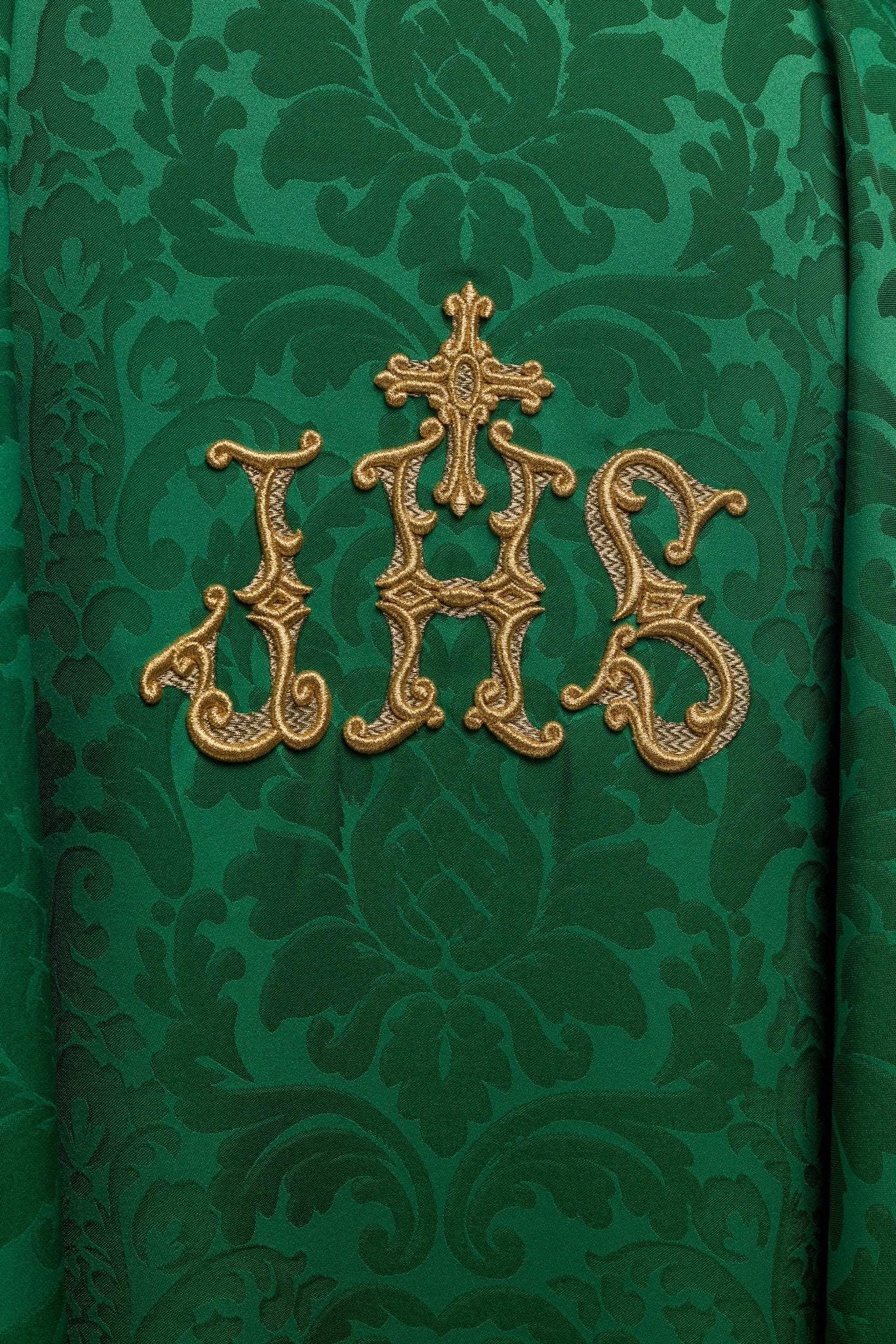 Casula verde com motivo IHS e gola ricamente bordada em tecido ornamental