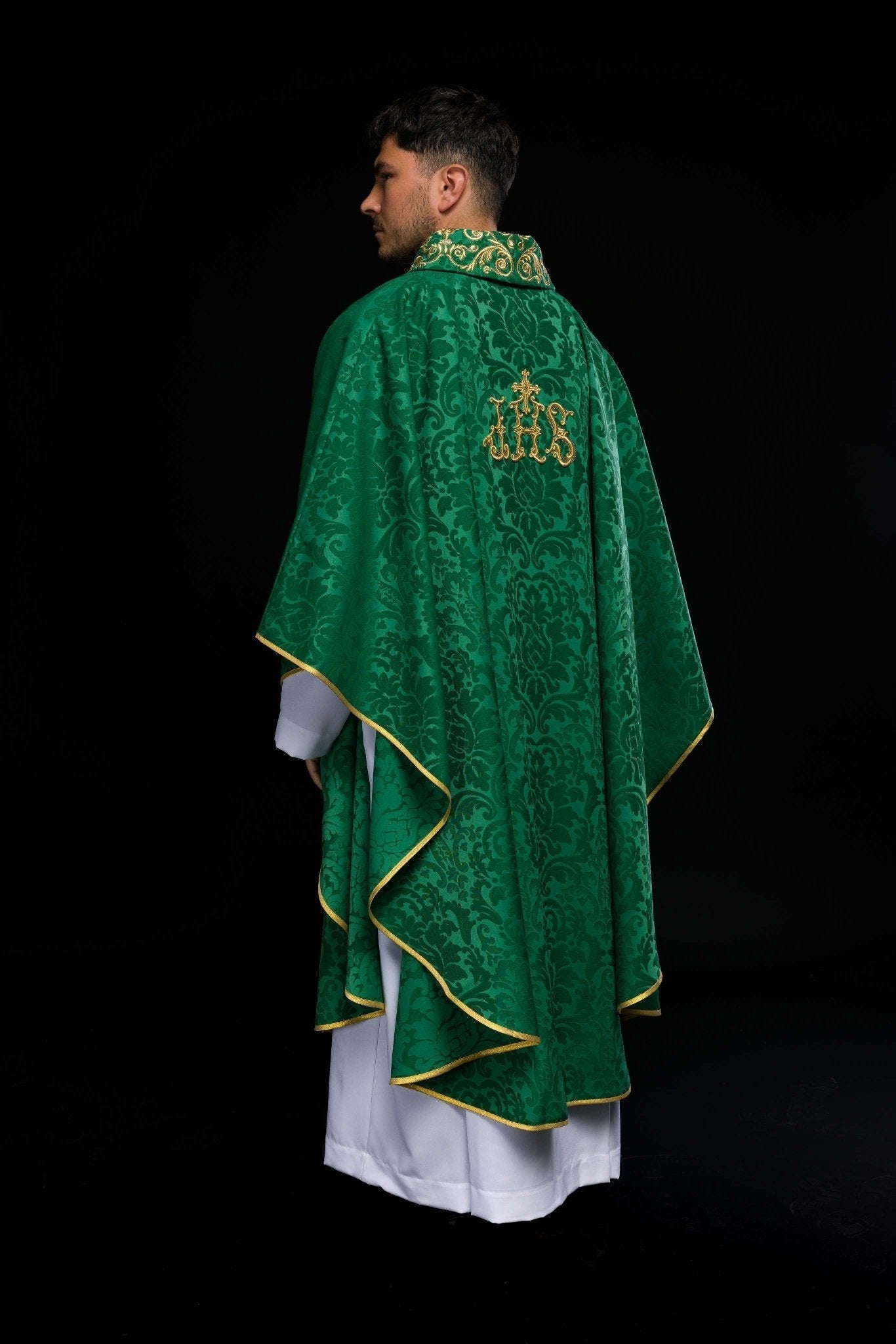 Casula verde com motivo IHS e gola ricamente bordada em tecido ornamental