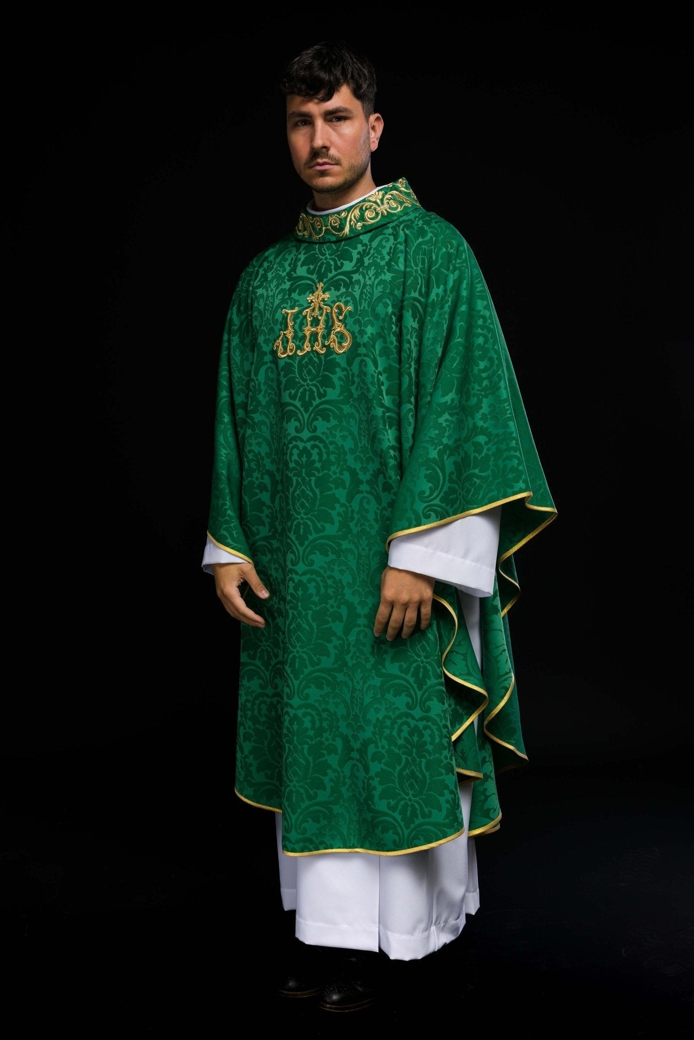Casula verde com motivo IHS e gola ricamente bordada em tecido ornamental