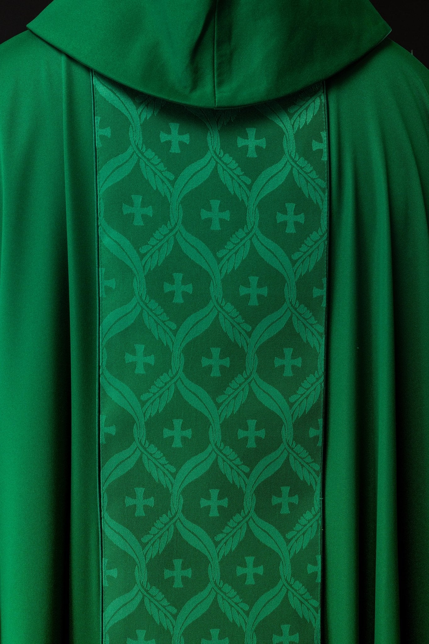 Casula verde com faixa jacquard de cruzes
