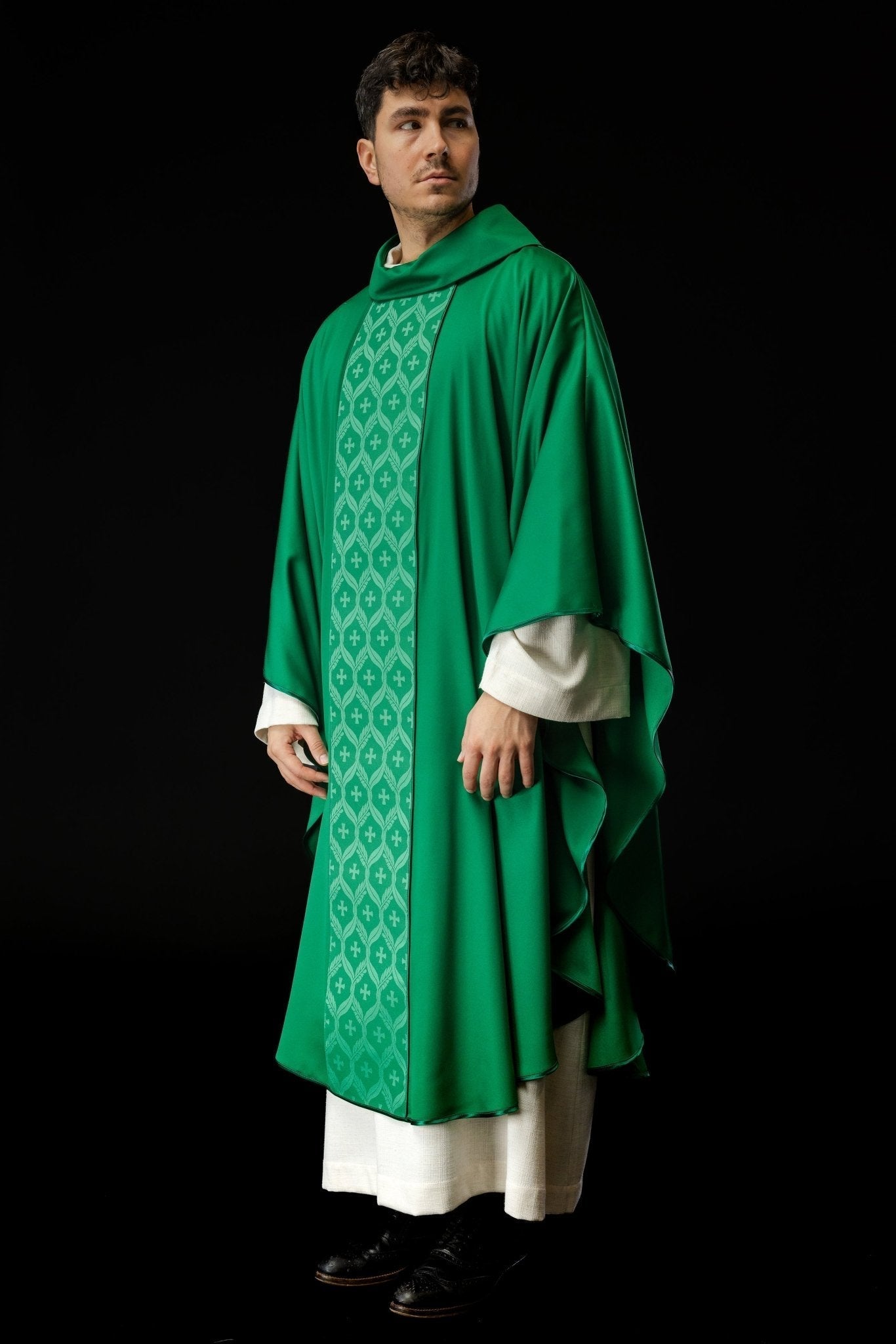 Casula verde com faixa jacquard de cruzes