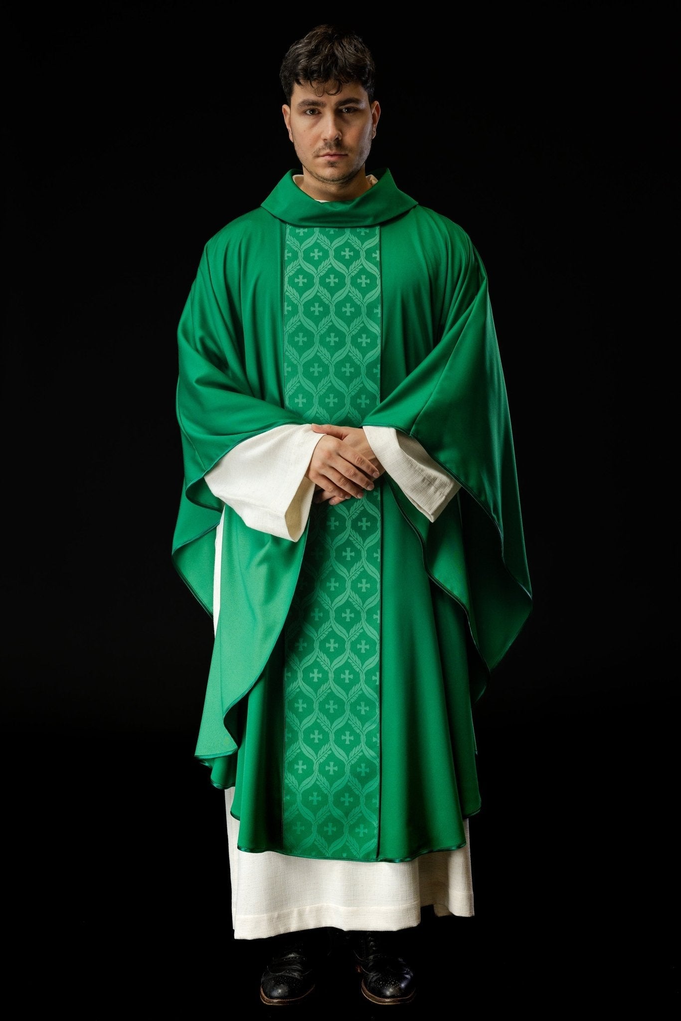 Casula verde com faixa jacquard de cruzes