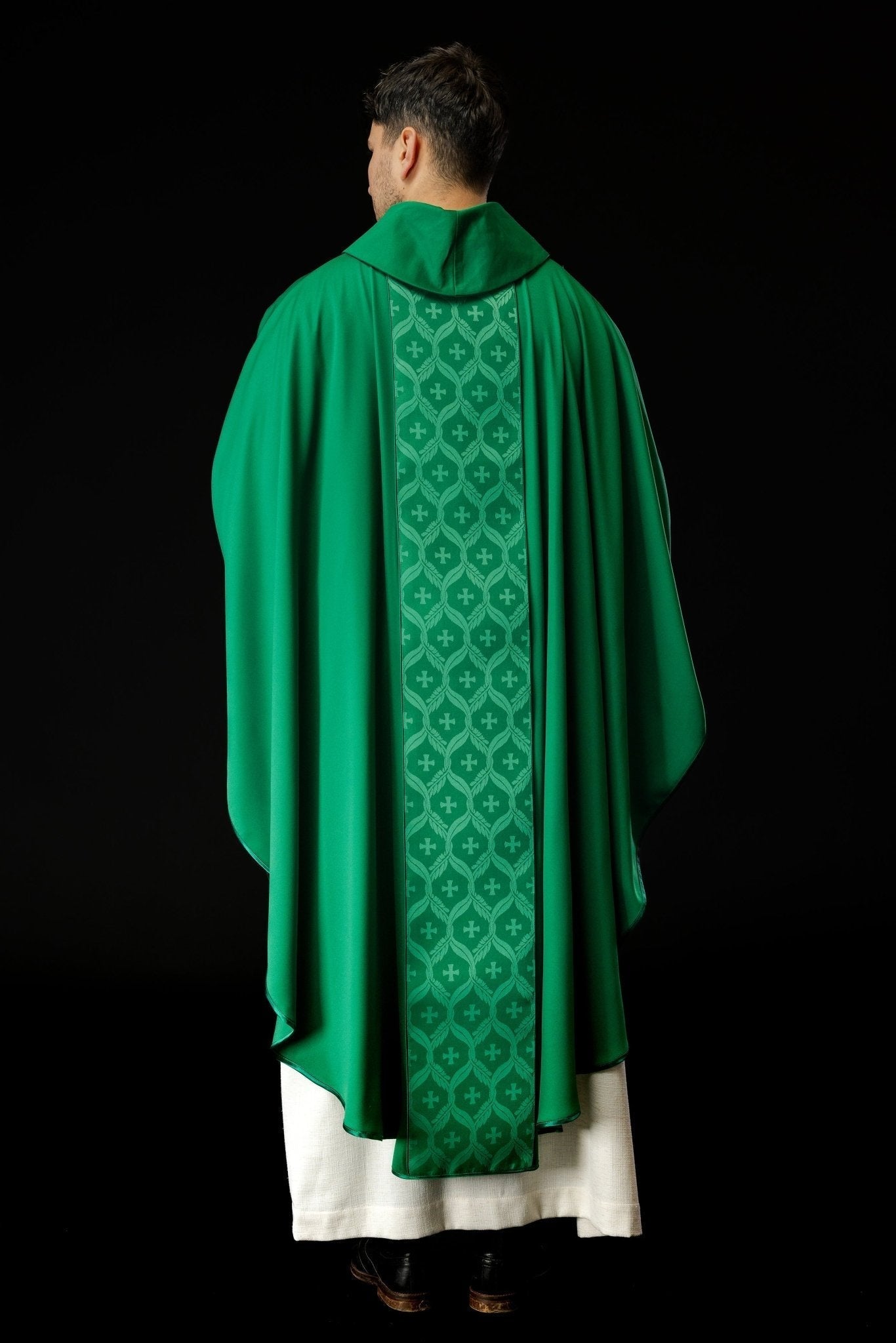 Casula verde com faixa jacquard de cruzes