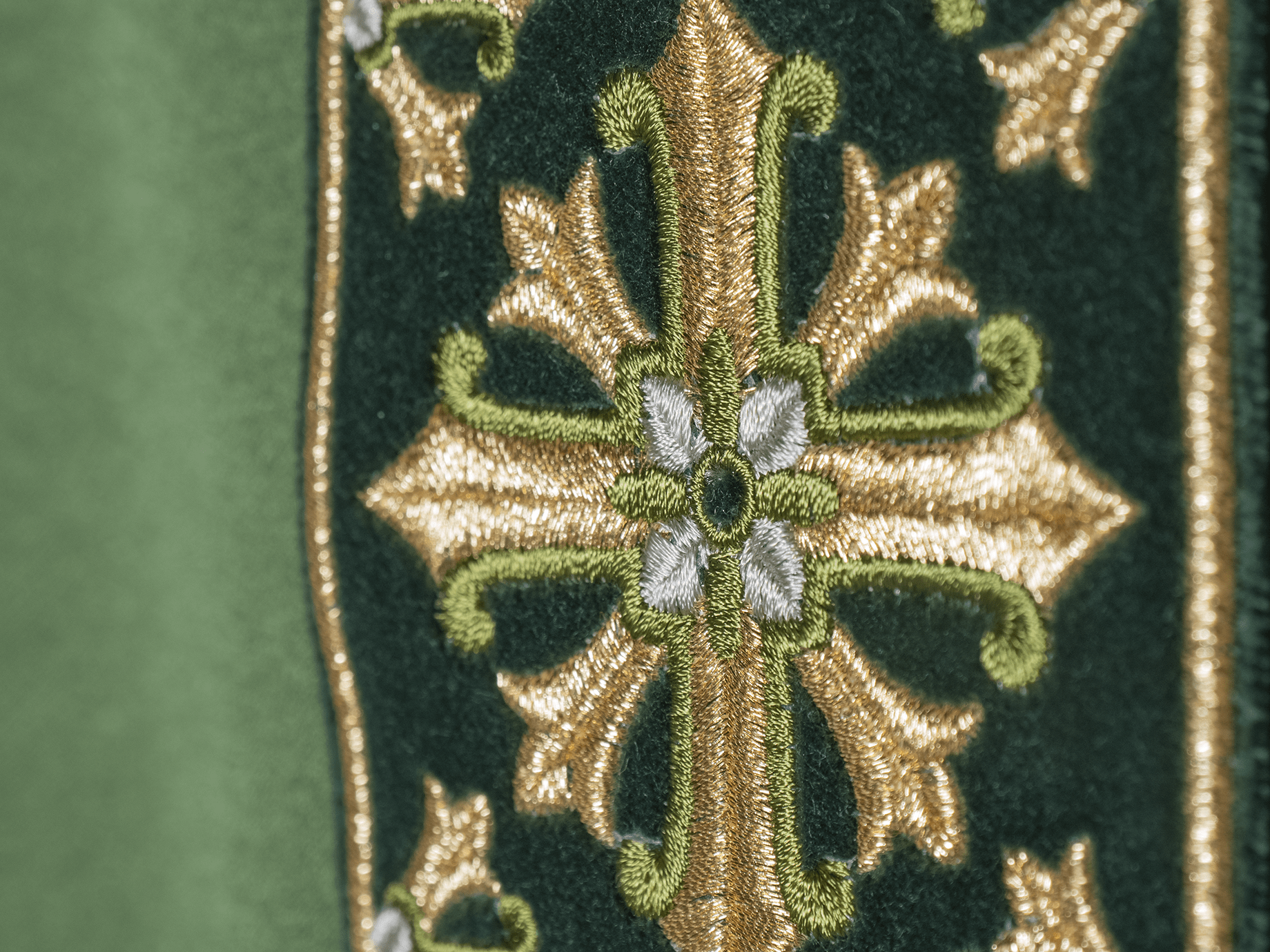 Casula verde com bordado dourado brilhante